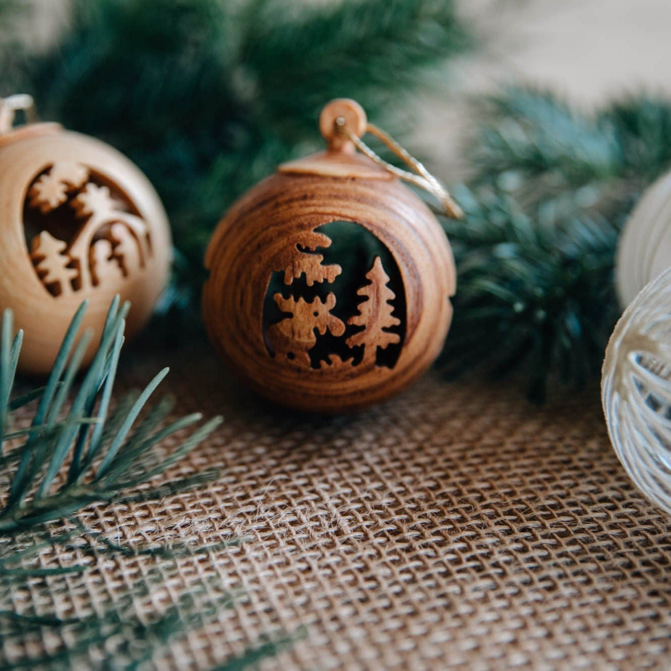 Weihnachtskugel aus Holz mit Motiv / Christbaumkugel mit Bild "Elch" oder "Krippe"