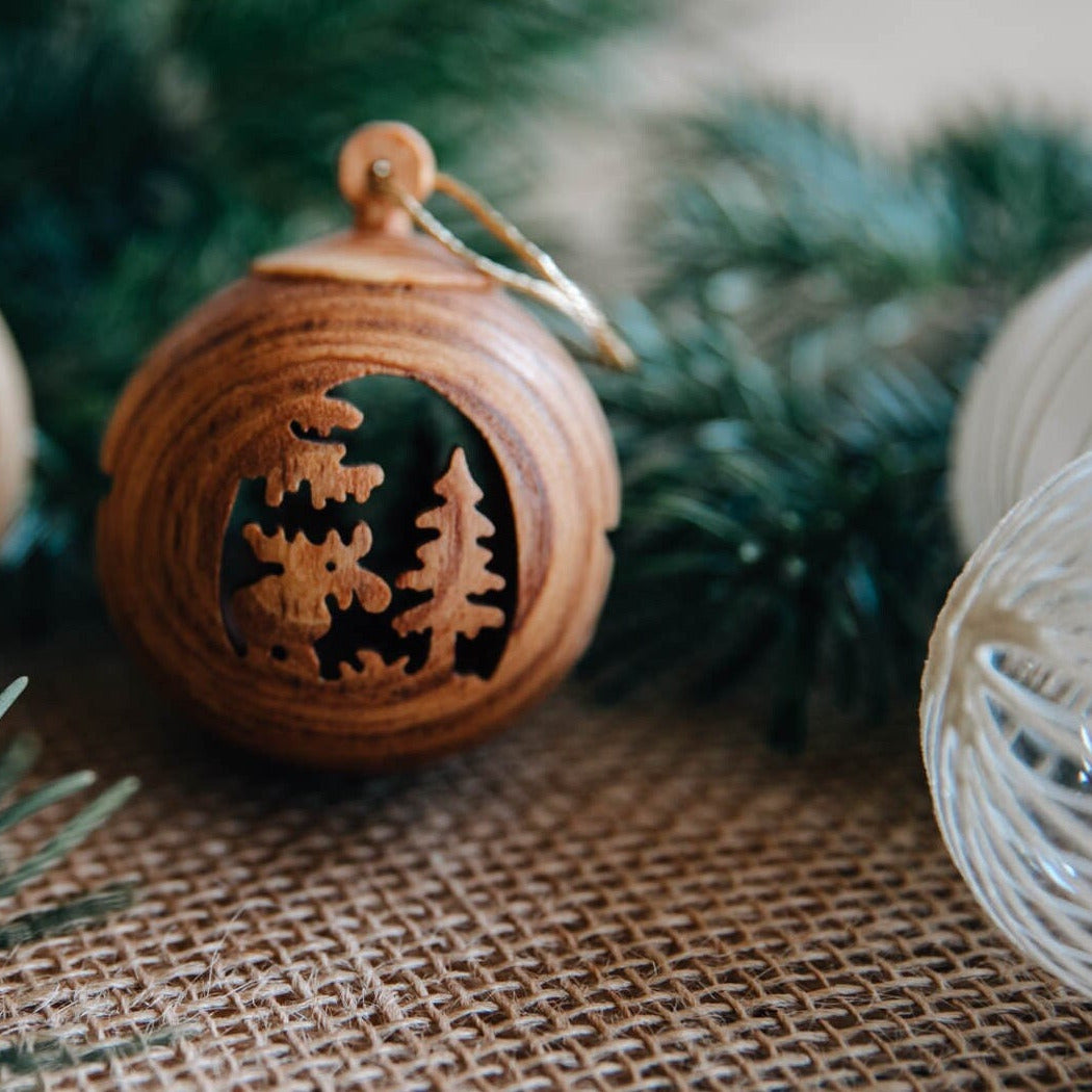 Weihnachtskugel aus Holz mit Motiv / Christbaumkugel mit Bild "Elch" oder "Krippe"