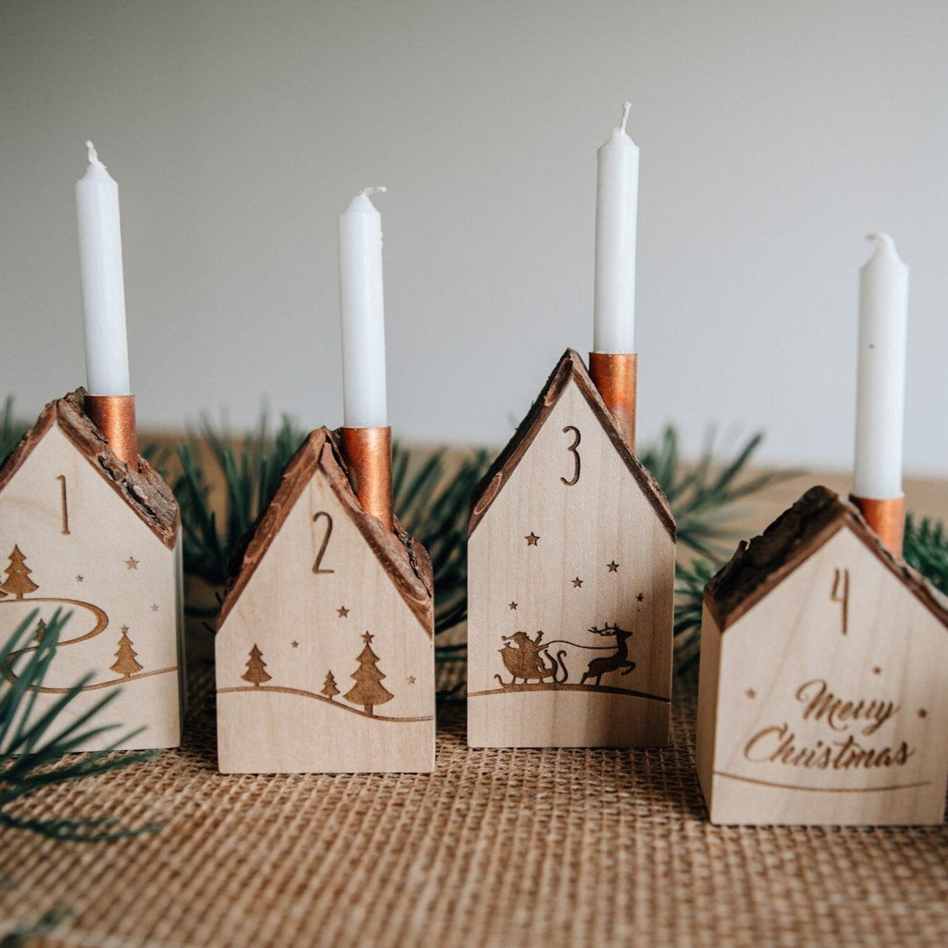 Adventskranz Kerzenhäuser aus Holz (4er-Set) / Ahornholz mit Rindendach Natur / Weihnachtsdekoration Advent Holzhäuser mit Kerze
