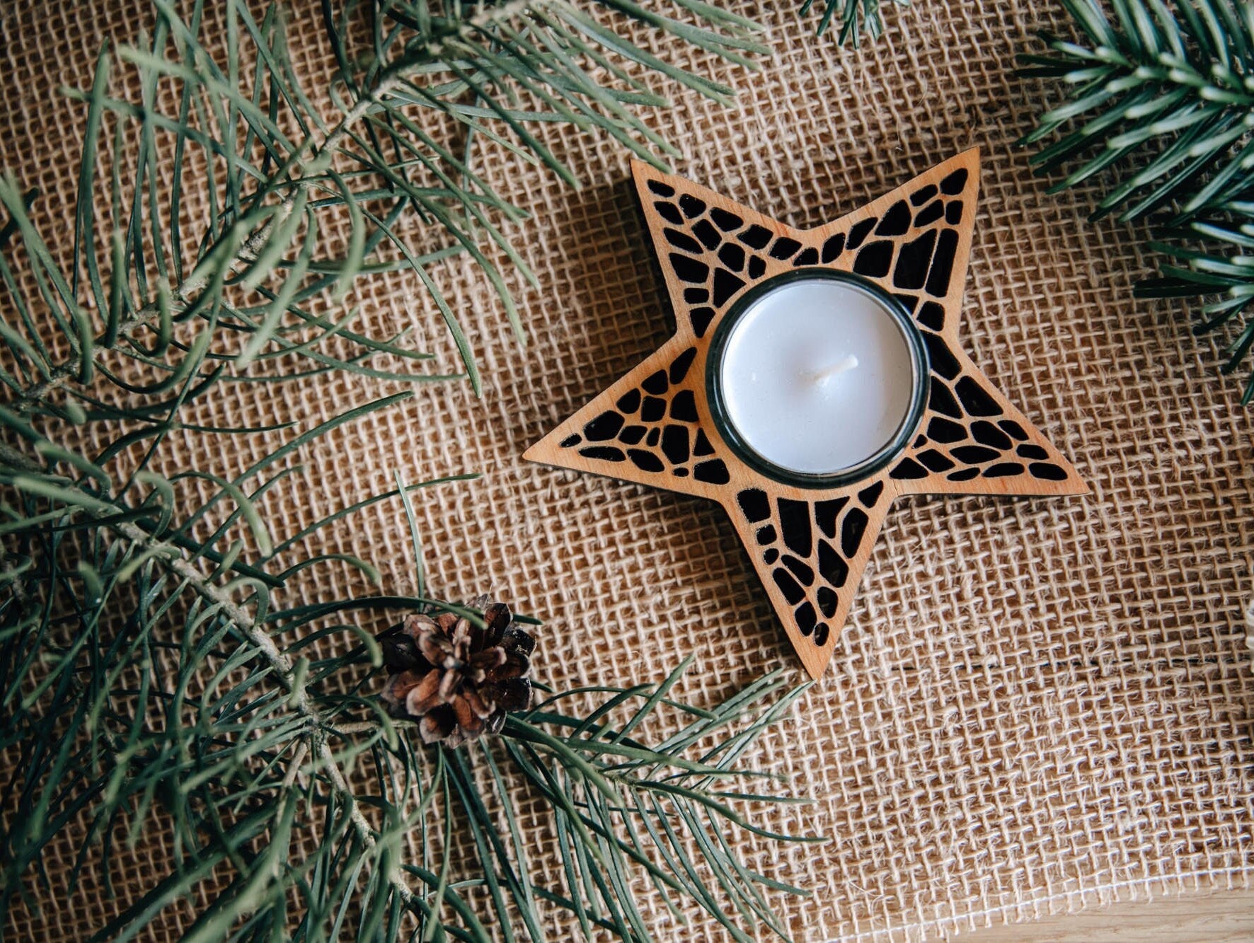 Teelichthalter Stern inkl. Glaseinsatz - Windlicht in den Formen: Stern, Waben, Spitz oder Flamme aus Holz