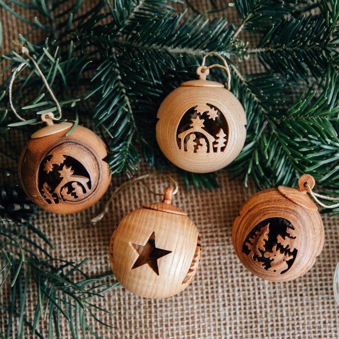 Weihnachtskugel aus Holz mit Motiv / Christbaumkugel mit Bild "Elch" oder "Krippe"