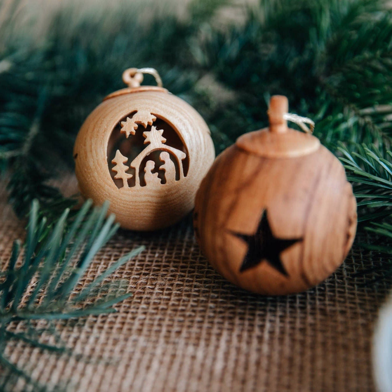 Weihnachtskugel aus Holz mit Motiv / Christbaumkugel mit Bild "Elch" oder "Krippe"
