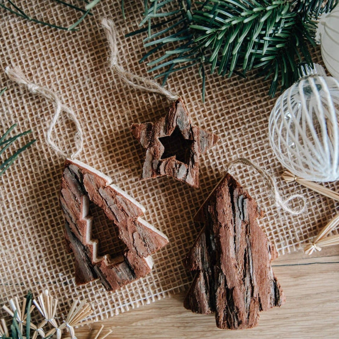Weihnachtsanhänger mit Rinde / Christbaumanhänger "Tannenbaum" oder "Stern"