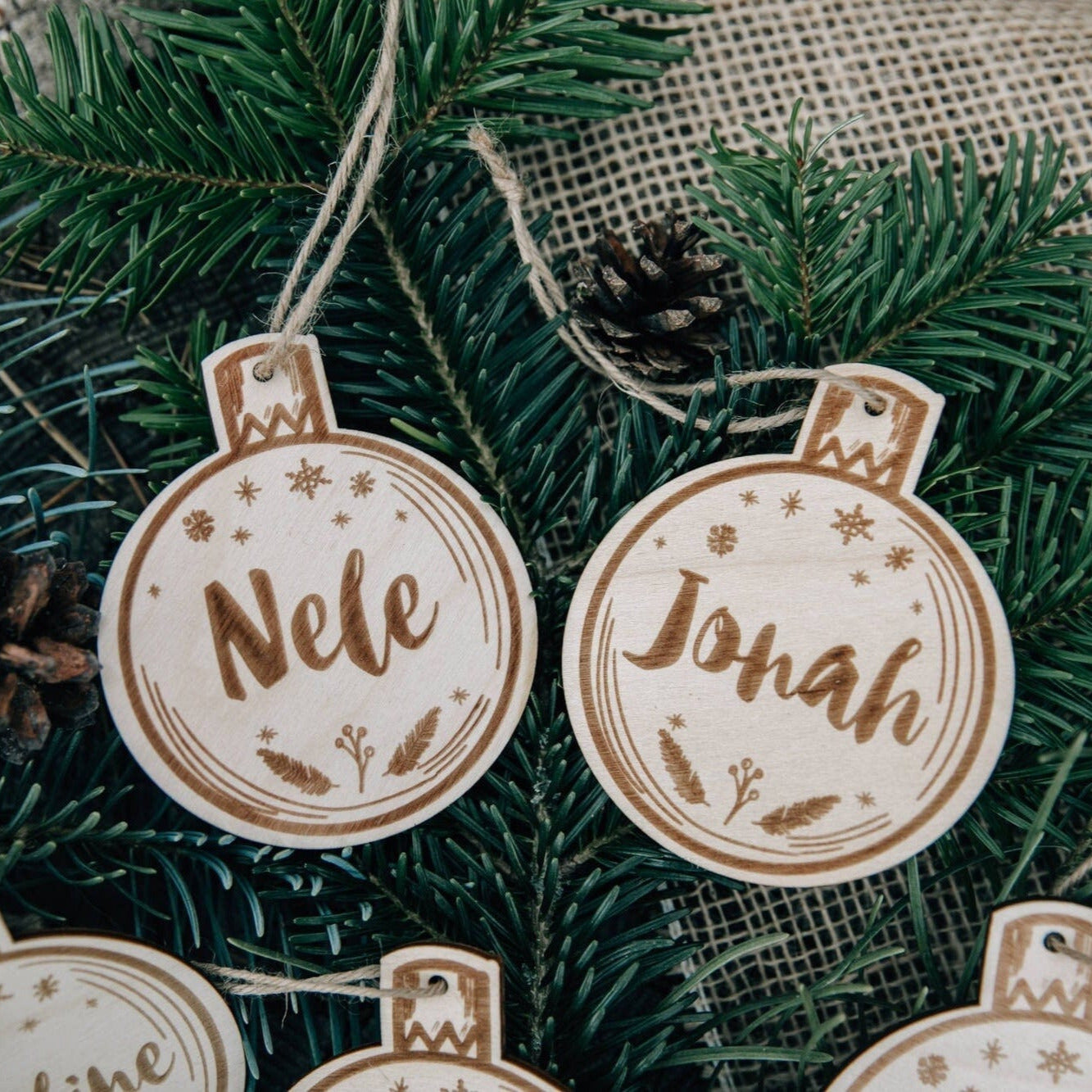 Weihnachtsanhänger mit Namen aus Holz / Personalisierte Weihnachtskugel / Baumkugel