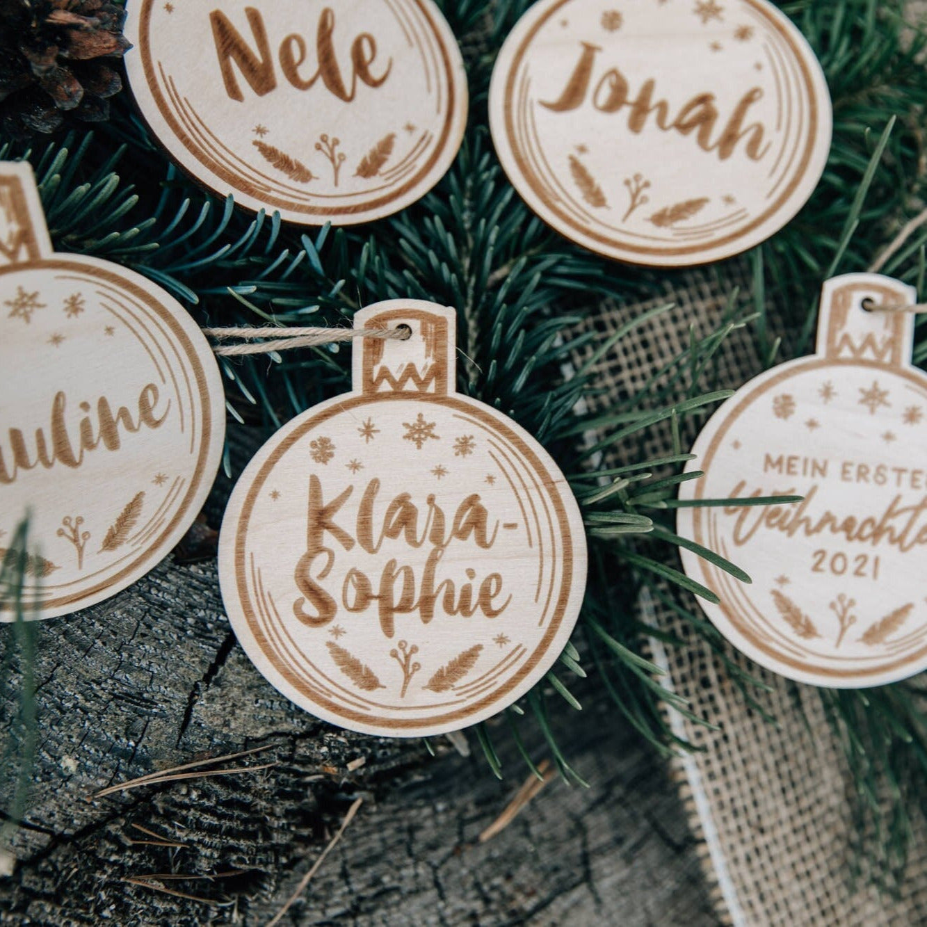 Weihnachtsanhänger mit Namen aus Holz / Personalisierte Weihnachtskugel / Baumkugel