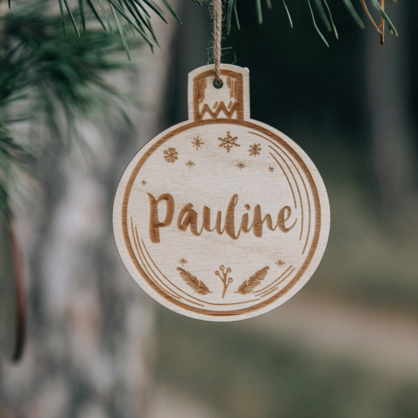 Weihnachtsanhänger mit Namen aus Holz / Personalisierte Weihnachtskugel / Baumkugel