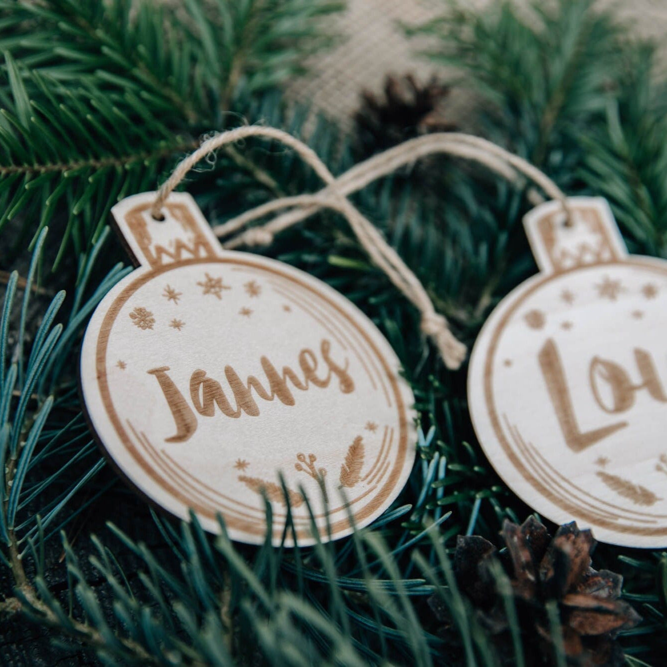 Weihnachtsanhänger mit Namen aus Holz / Personalisierte Weihnachtskugel / Baumkugel