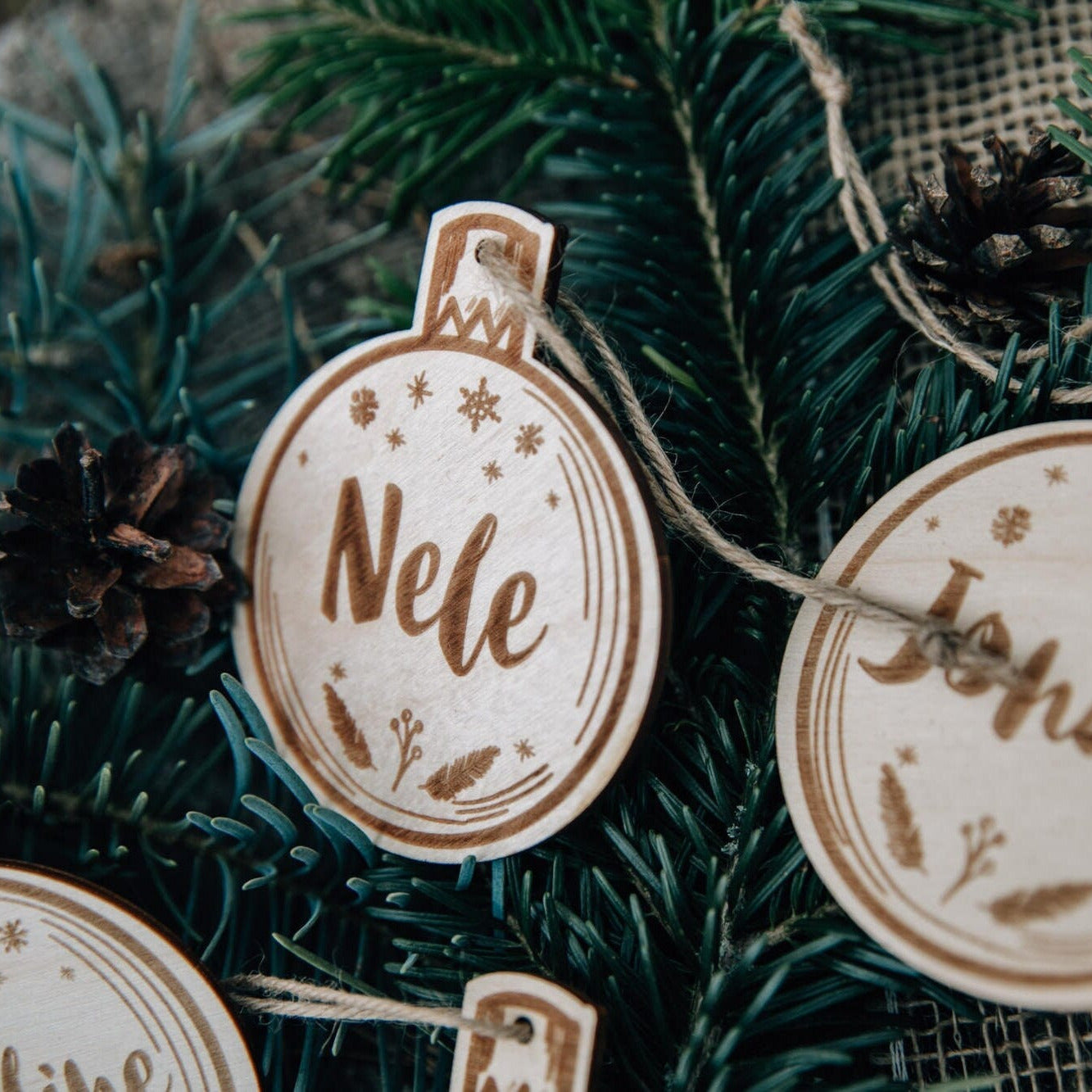 Weihnachtsanhänger mit Namen aus Holz / Personalisierte Weihnachtskugel / Baumkugel