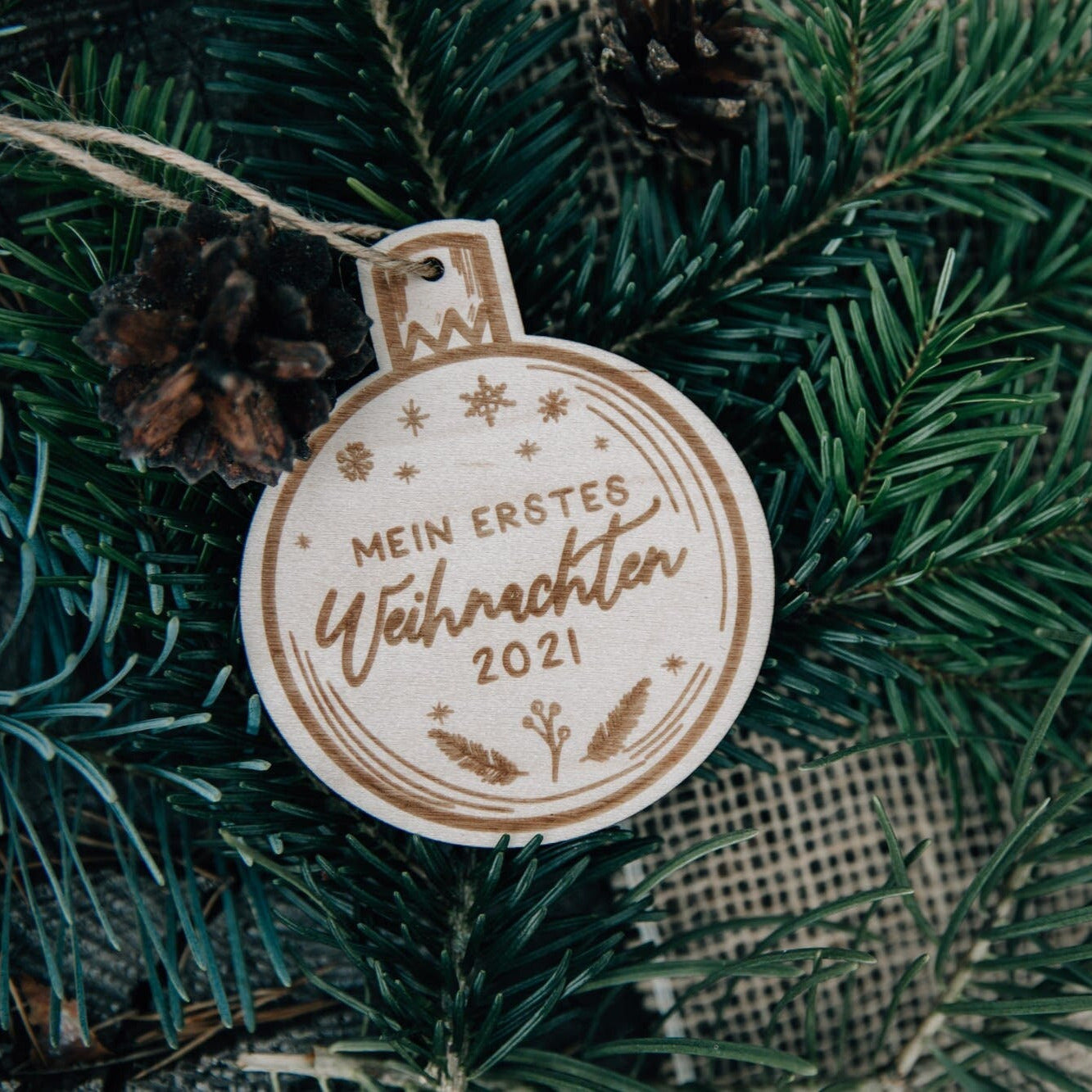 Weihnachtsanhänger mit Namen aus Holz / Personalisierte Weihnachtskugel / Baumkugel