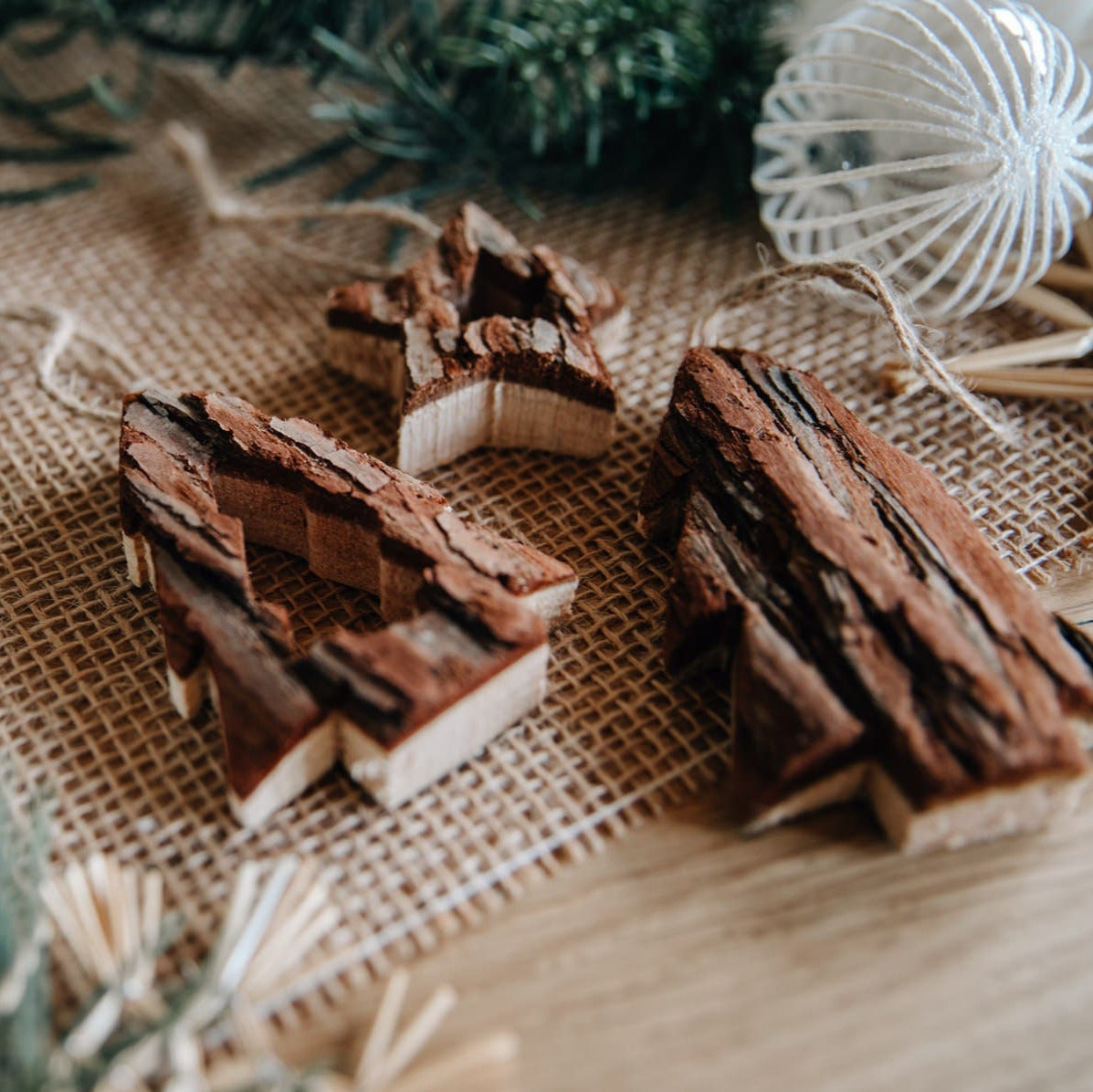 Weihnachtsanhänger mit Rinde / Christbaumanhänger "Tannenbaum" oder "Stern"