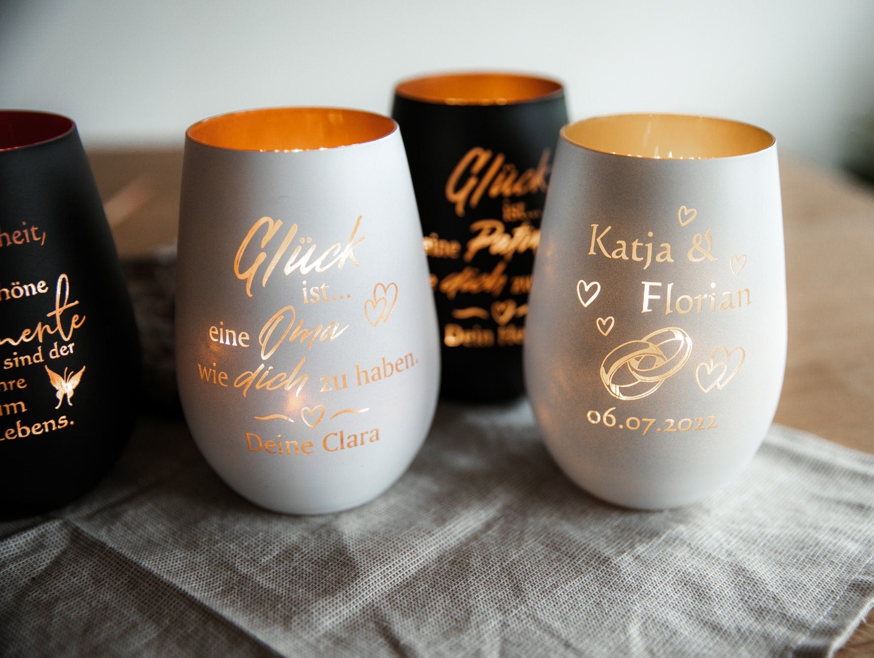 Personalisiertes Windlicht zur Hochzeit / Ringe und Herzen mit Wunschnamen und Datum