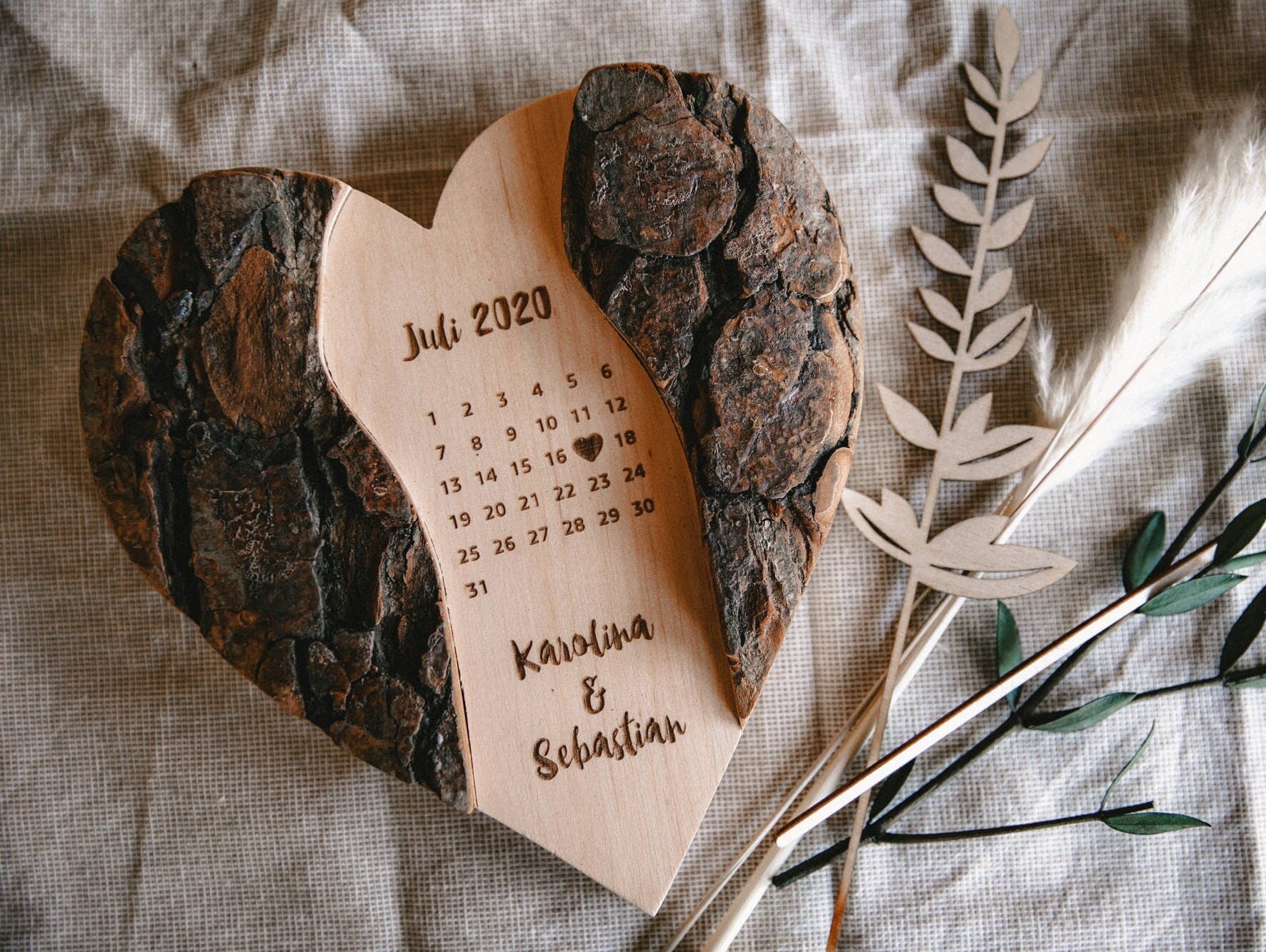 Holz-Herz mit Hochzeitsdatum personalisiert aus Erlenholz / Geschenk zum Jahrestag