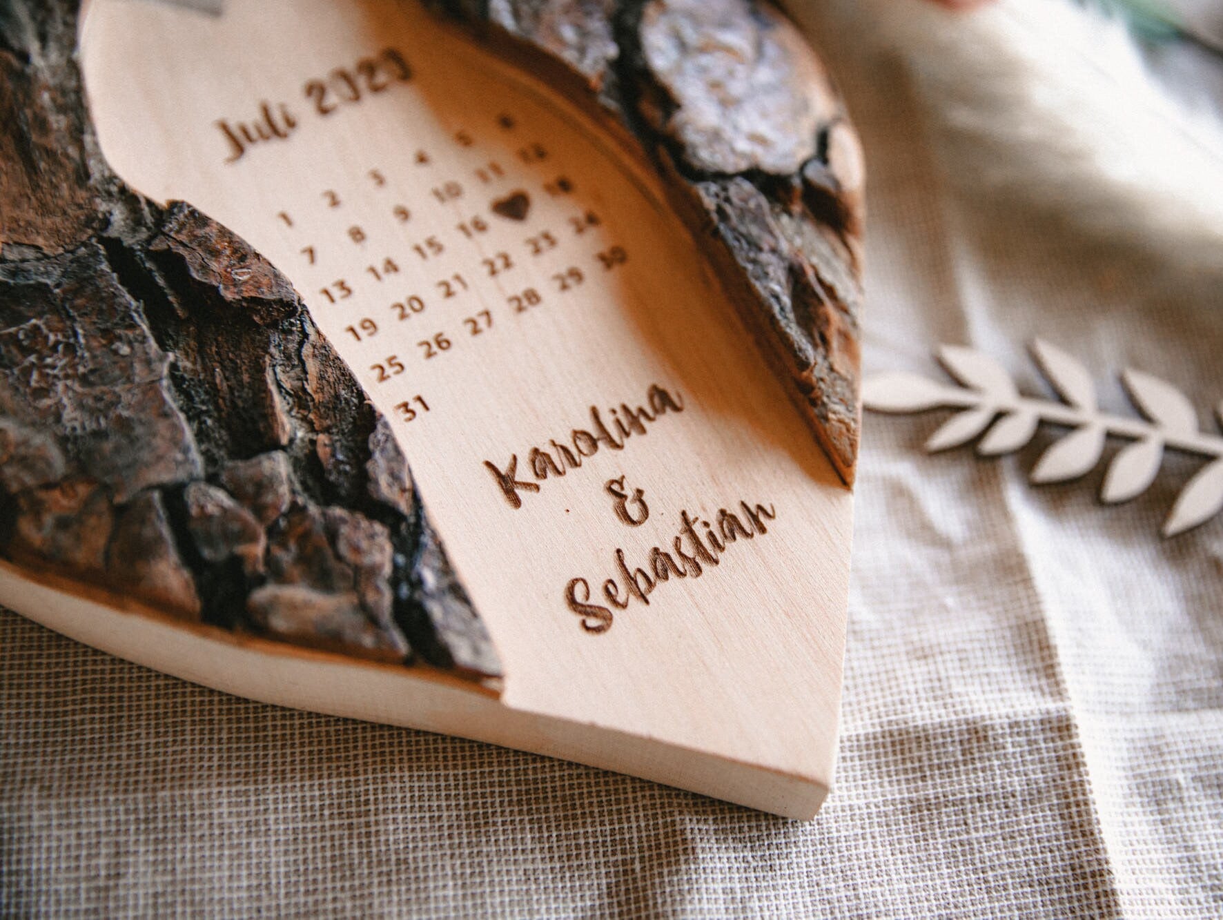 Holz-Herz mit Hochzeitsdatum personalisiert aus Erlenholz / Geschenk zum Jahrestag