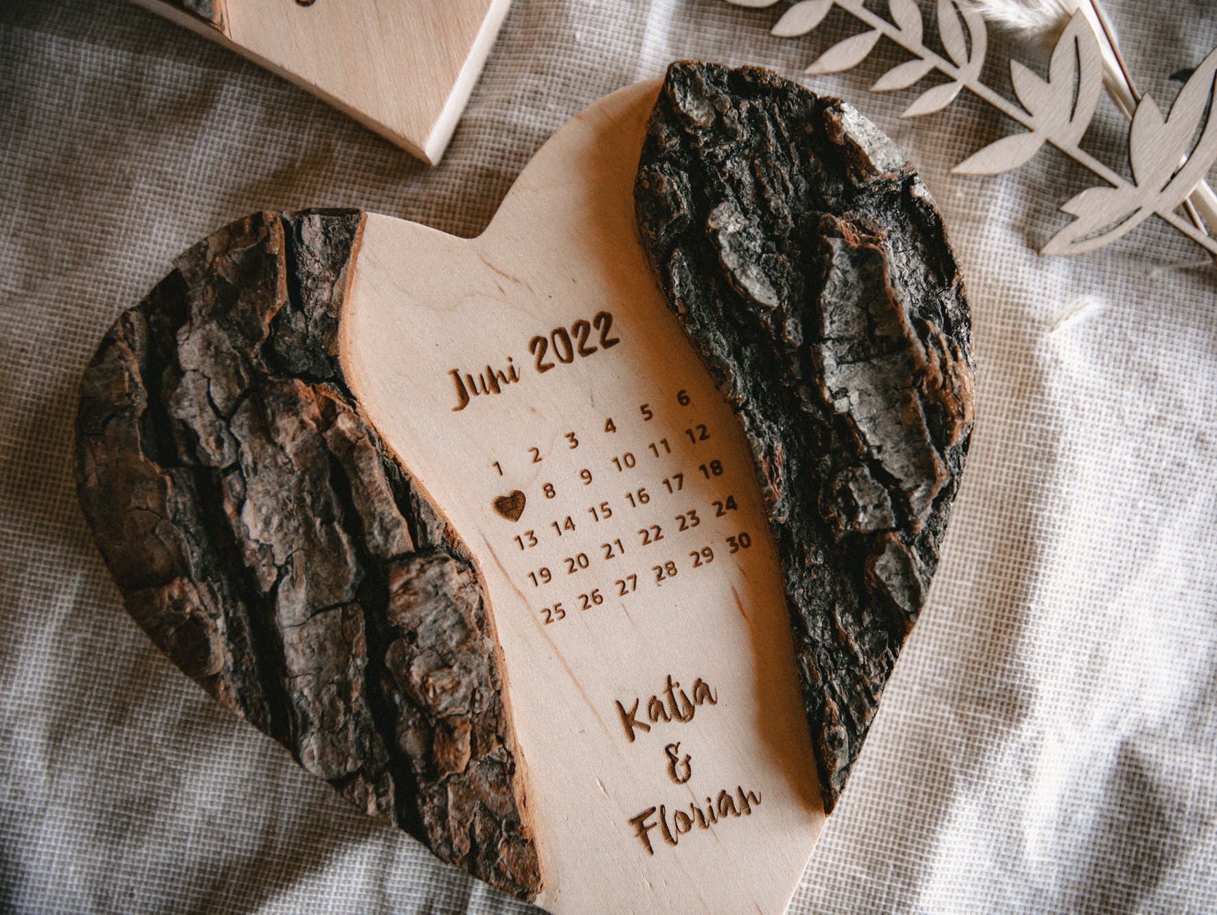 Holz-Herz mit Hochzeitsdatum personalisiert aus Erlenholz / Geschenk zum Jahrestag