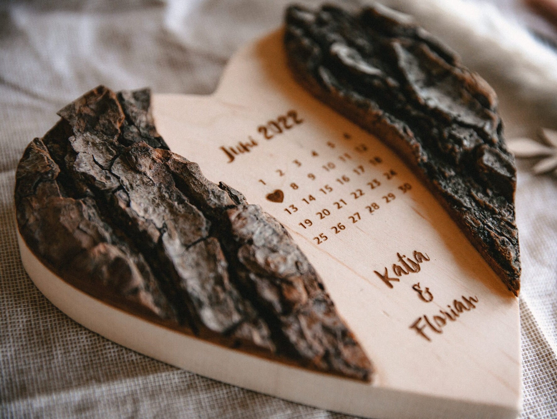 Holz-Herz mit Hochzeitsdatum personalisiert aus Erlenholz / Geschenk zum Jahrestag