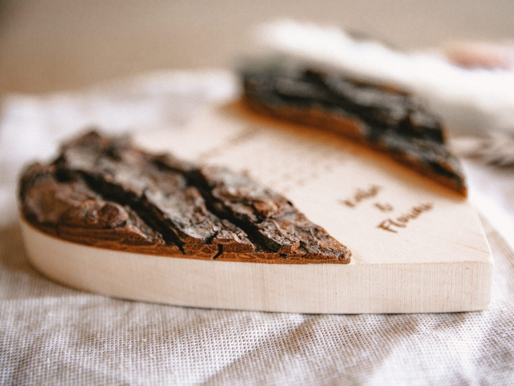 Holz-Herz mit Hochzeitsdatum personalisiert aus Erlenholz / Geschenk zum Jahrestag