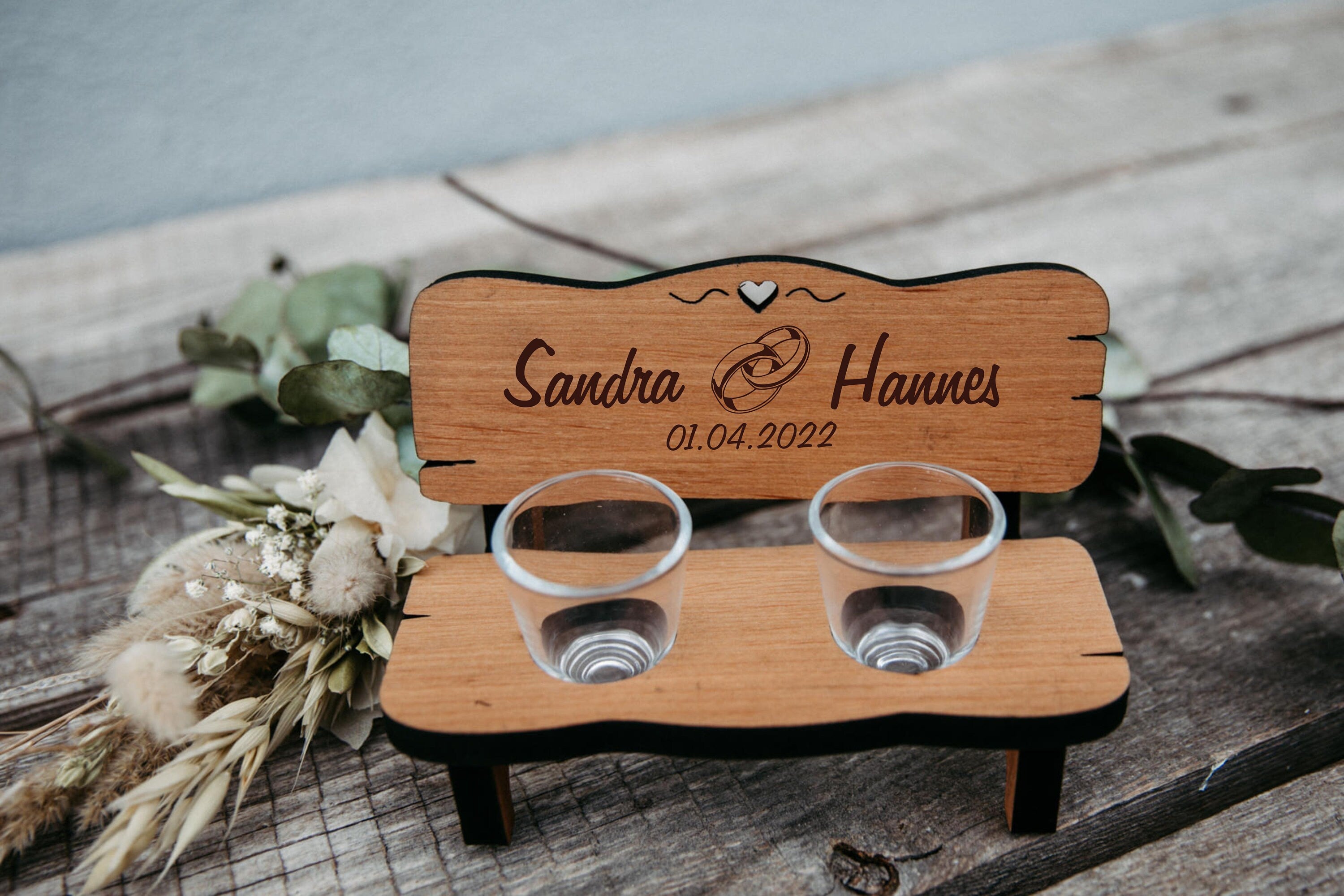 Personalisierte Schnapsbank für Hochzeit mit Gravur inkl. Gläser / Erlenholz / Hochzeitsgeschenk "Ring"