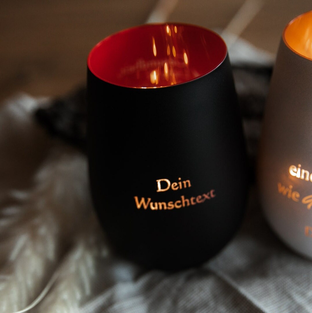 Personalisiertes Windlicht aus Glas mit Wunschtext auf der Rückseite