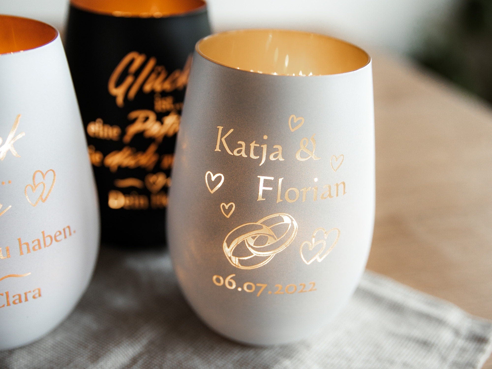 Personalisiertes Windlicht zur Hochzeit / Ringe und Herzen mit Wunschnamen und Datum