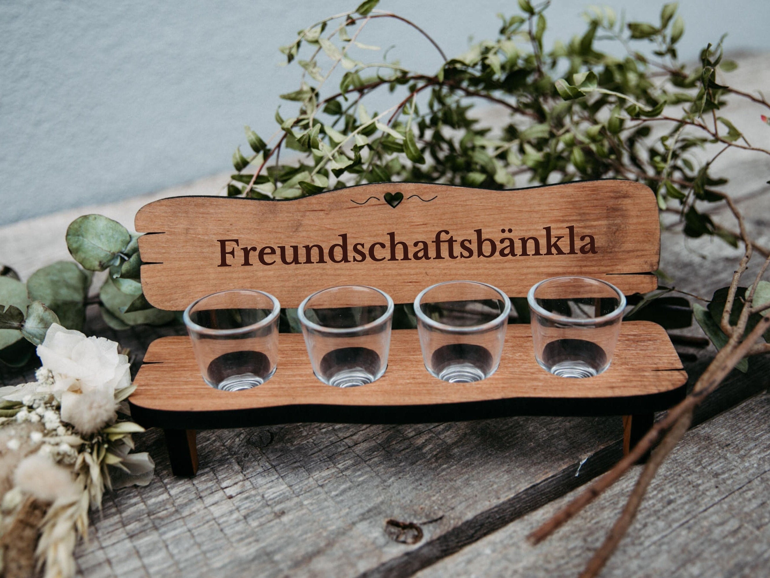Schnapsbank für Freunde mit Gravur inkl. Gläser / Erlenholz