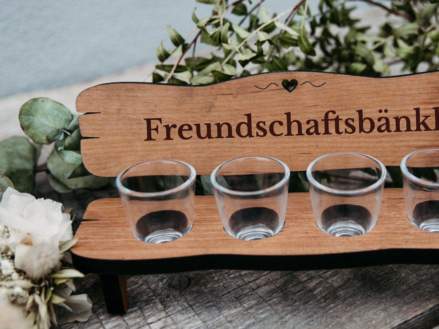 Schnapsbank für Freunde mit Gravur inkl. Gläser / Erlenholz