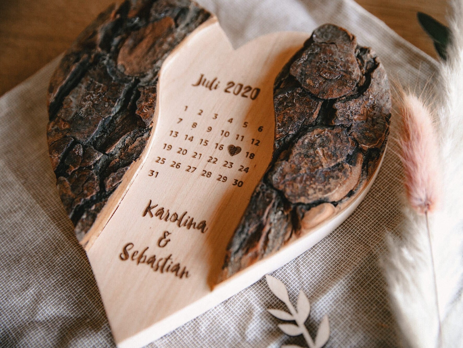 Holz-Herz mit Hochzeitsdatum personalisiert aus Erlenholz / Geschenk zum Jahrestag