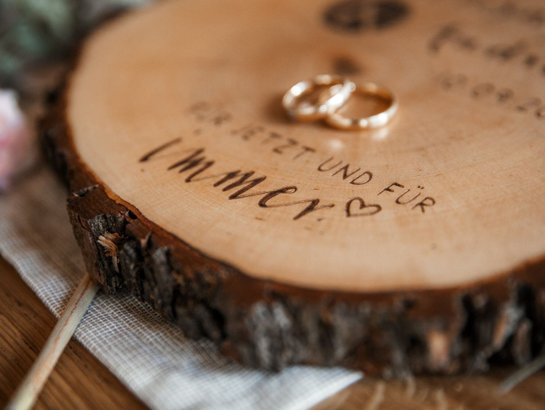 Ringkissen aus Holz für Hochzeit I Personalisierte Ringscheibe