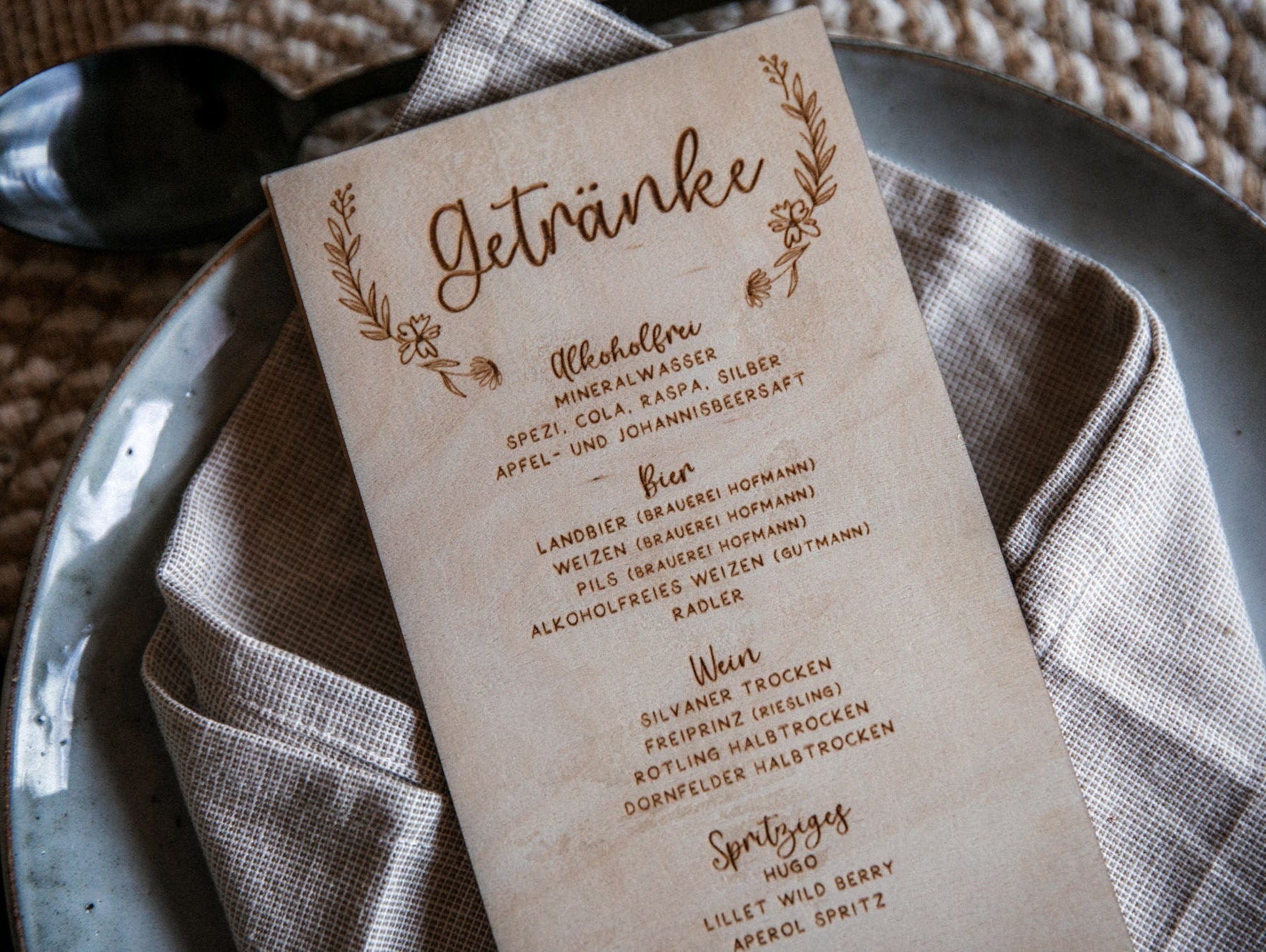 Menükarte Hochzeit aus Holz mit beidseitiger Beschriftung / Speisekarte aus Birke