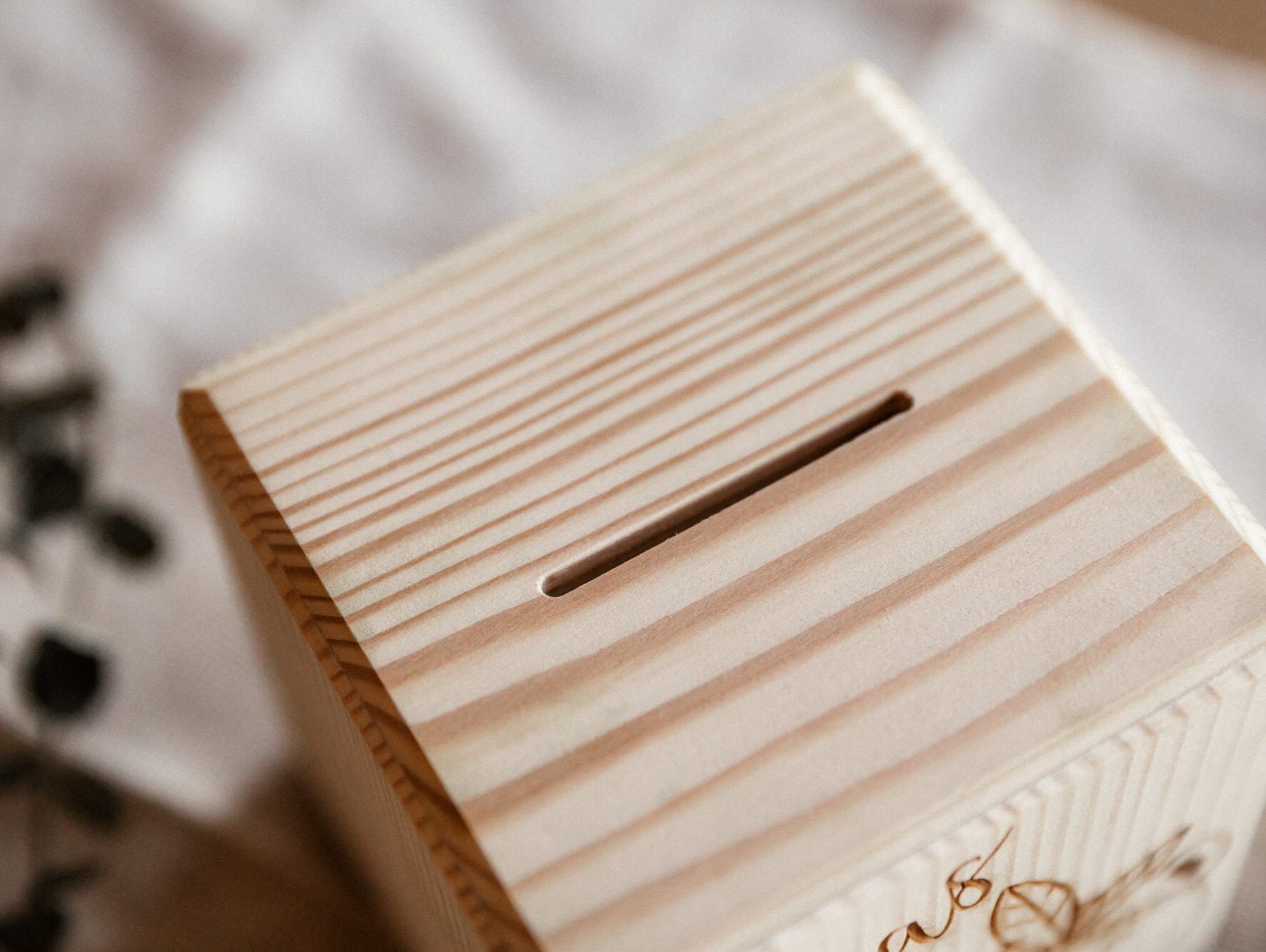 Personalisierte Spardose aus Holz mit Wunschnamen / inkl. Metallschloss