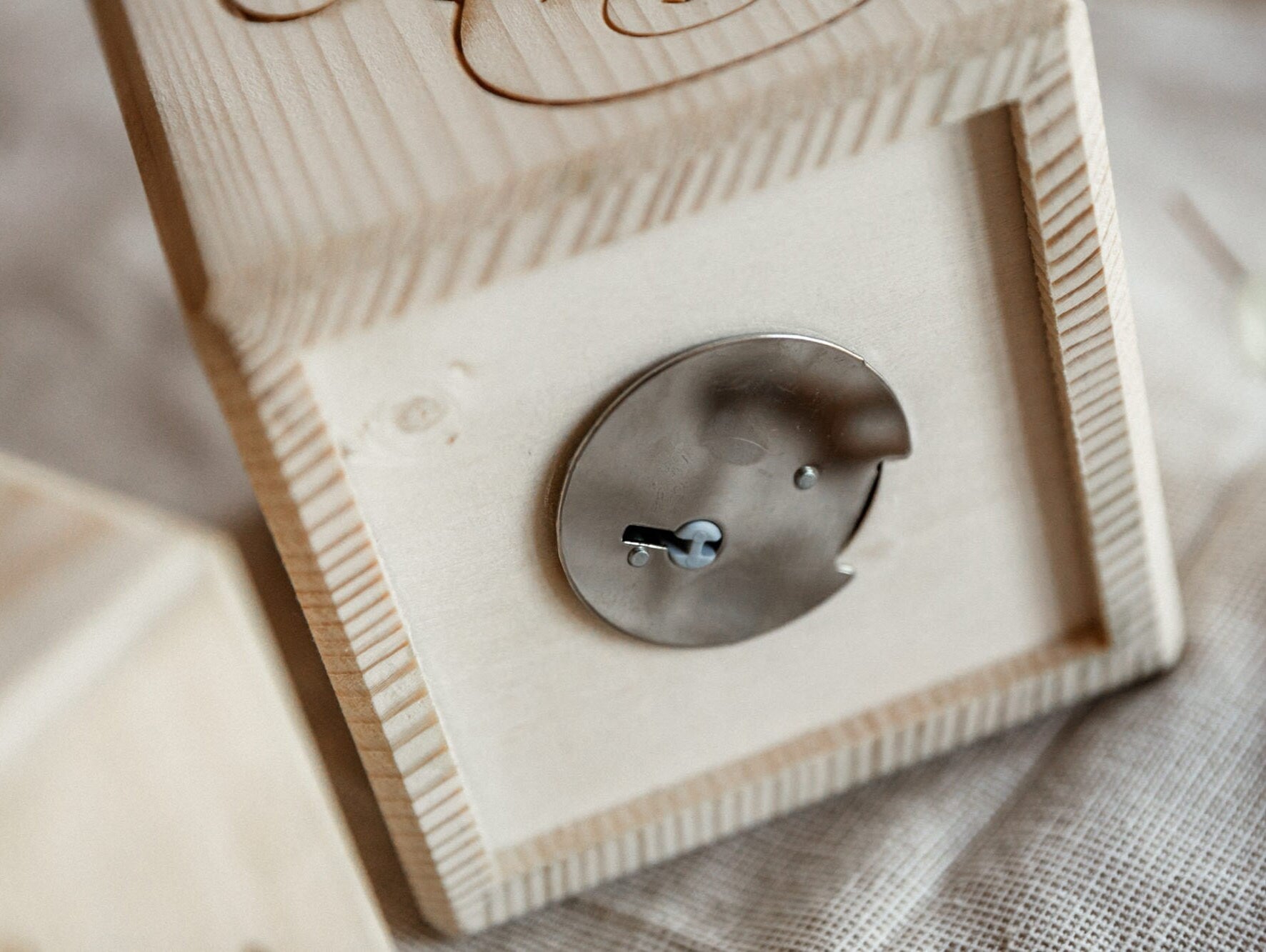 Personalisierte Spardose aus Holz mit Wunschnamen / inkl. Metallschloss