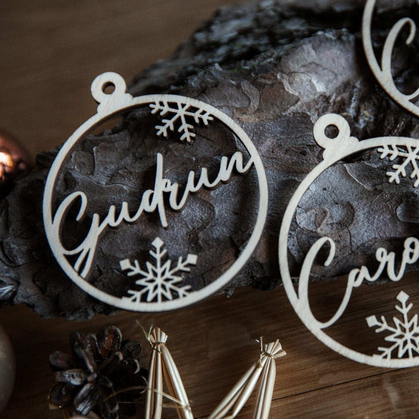 Christbaumkugel mit Namen aus Holz / Personalisierte Weihnachtskugel / Weihnachtsbaumanhänger