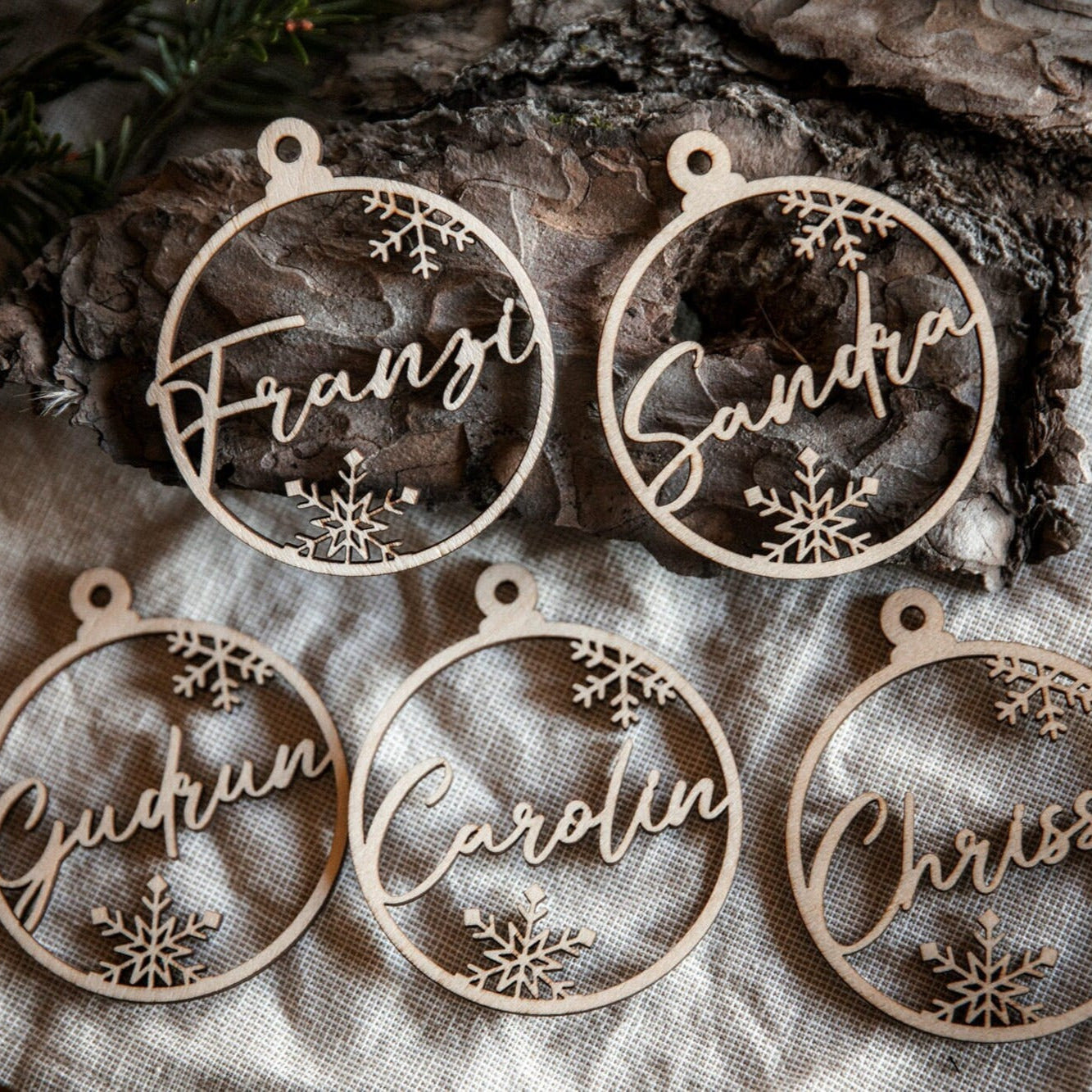 Christbaumkugel mit Namen aus Holz / Personalisierte Weihnachtskugel / Weihnachtsbaumanhänger