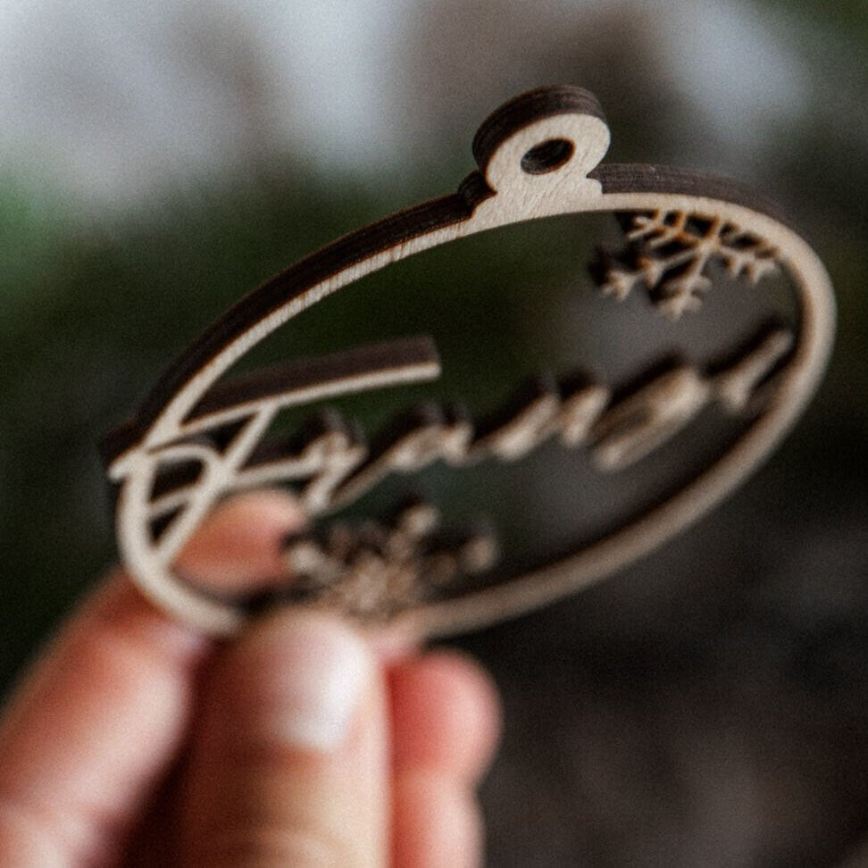 Christbaumkugel mit Namen aus Holz / Personalisierte Weihnachtskugel / Weihnachtsbaumanhänger