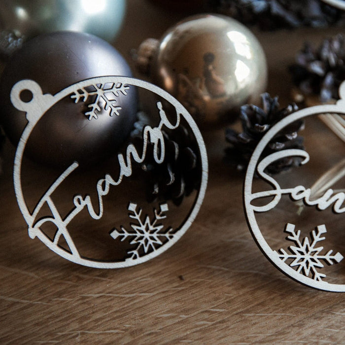 Christbaumkugel mit Namen aus Holz / Personalisierte Weihnachtskugel / Weihnachtsbaumanhänger