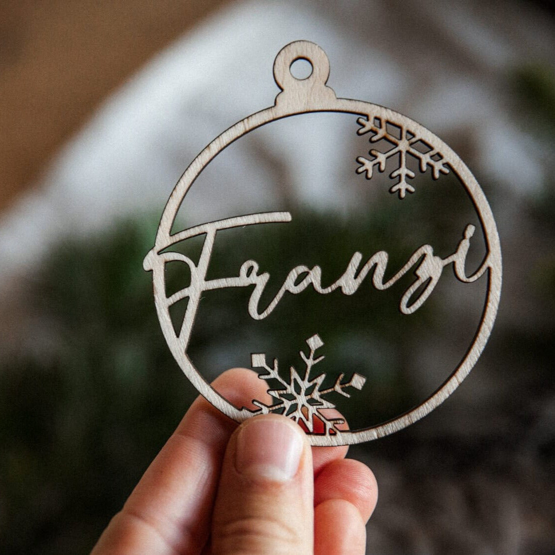 Christbaumkugel mit Namen aus Holz / Personalisierte Weihnachtskugel / Weihnachtsbaumanhänger