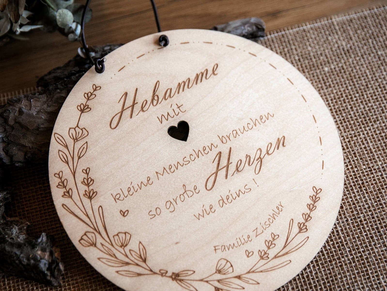 Geschenk für Hebamme / Holzschild personalisiert mit Namen / Kleine Menschen brauchen so große Herzen wie deins!