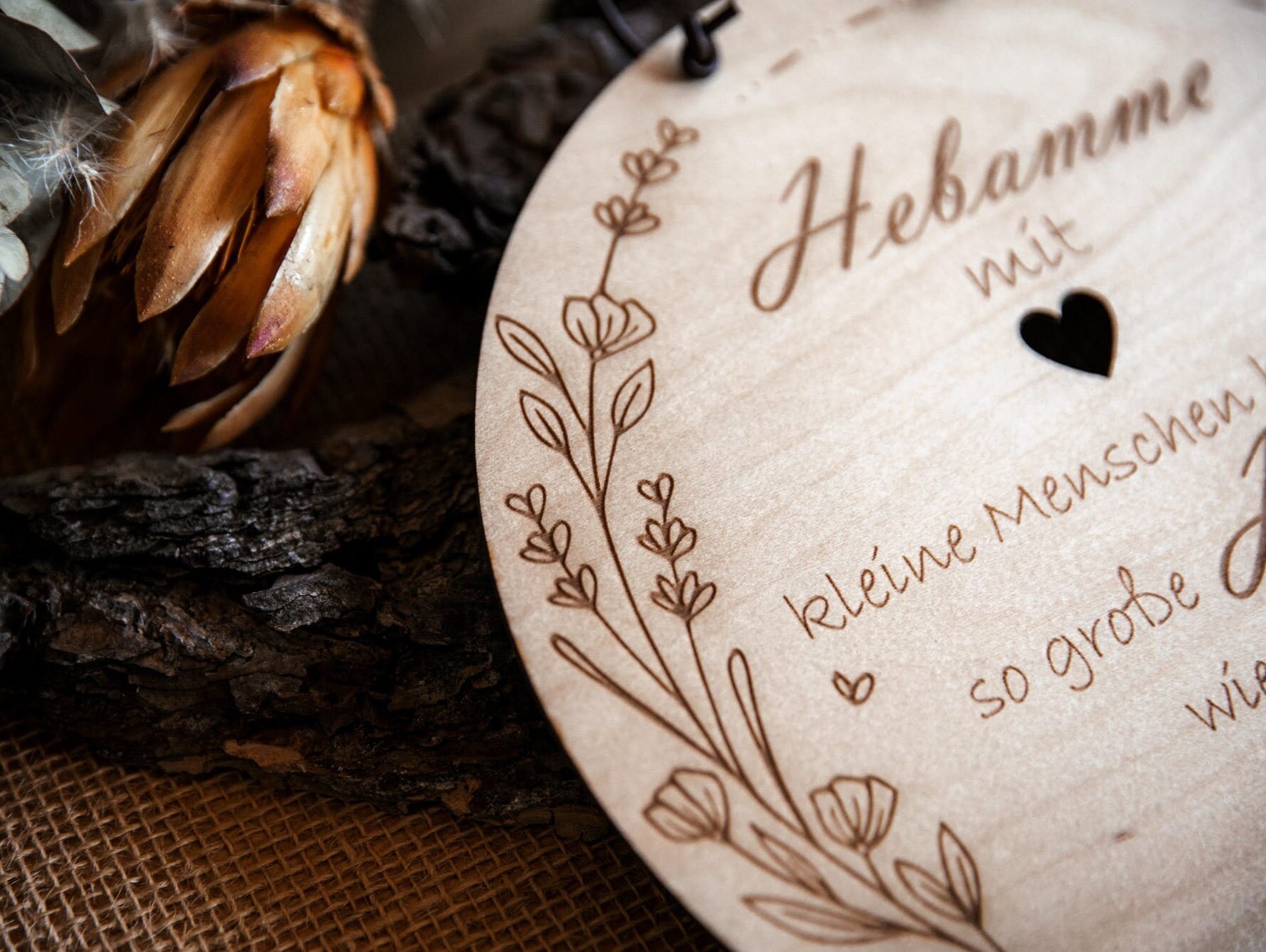 Geschenk für Hebamme / Holzschild personalisiert mit Namen / Kleine Menschen brauchen so große Herzen wie deins!