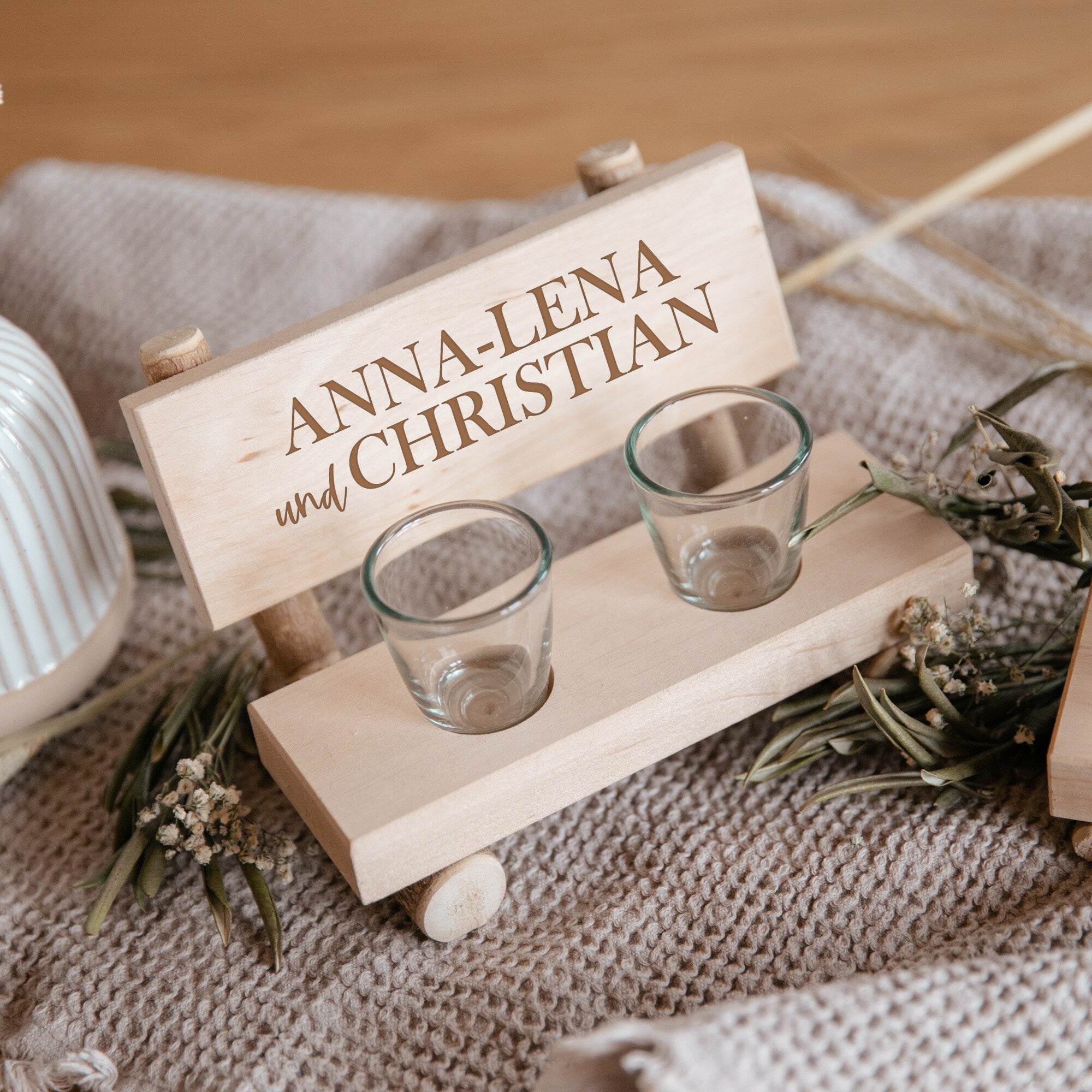 Personalisierte Schnapsbank für Hochzeit mit Gravur inkl. Gläser / Geschenk personalisiert mit Namen / Massivholz rustikal mit Rinde