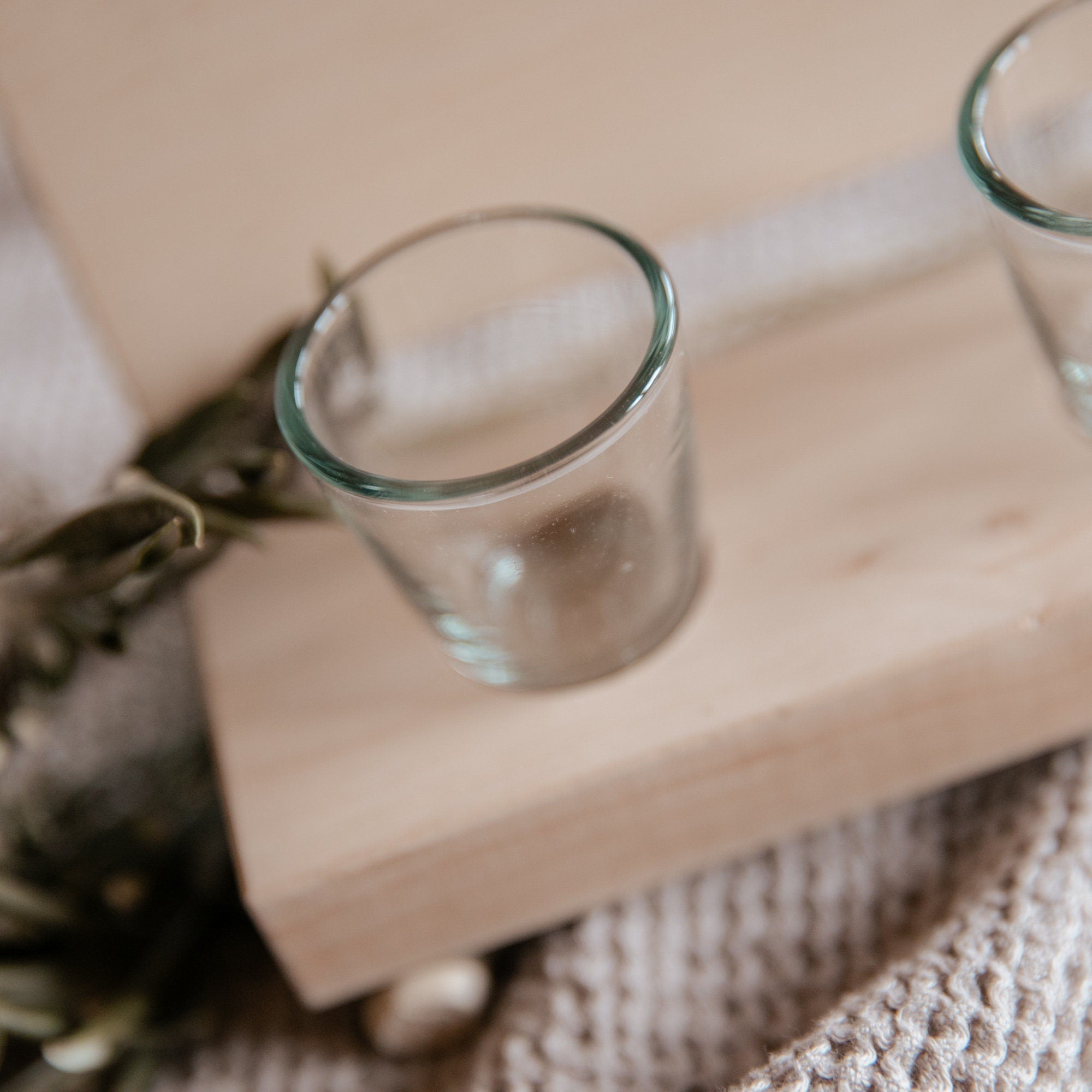 Personalisierte Schnapsbank für Hochzeit mit Gravur inkl. Gläser / Geschenk mit Wunschgravur / Bank Massivholz rustikal mit Rinde