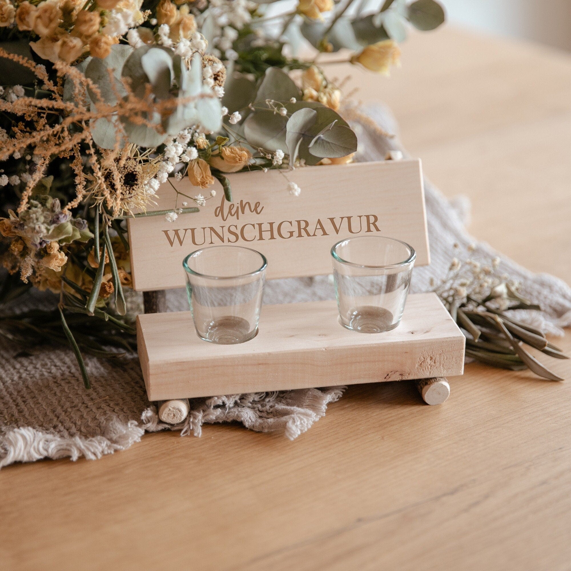 Personalisierte Schnapsbank für Hochzeit mit Gravur inkl. Gläser / Geschenk mit Wunschgravur / Bank Massivholz rustikal mit Rinde