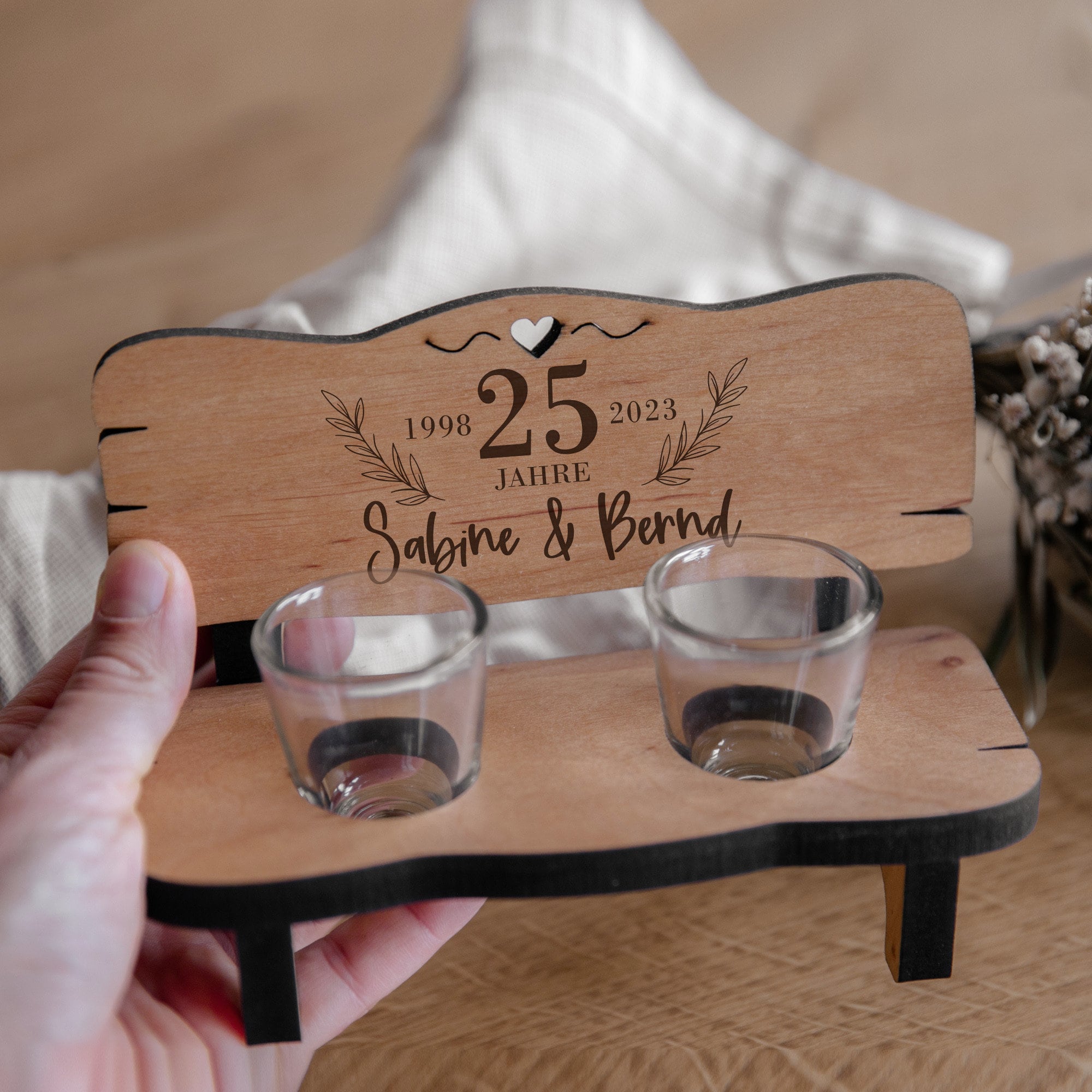 Personalisierte Schnapsbank mit Gravur inkl. Gläser / Erlenholz / Hochzeitsgeschenk "Jubiläum" / Firmenjubiläum / Silberhochzeit / Ruhestand