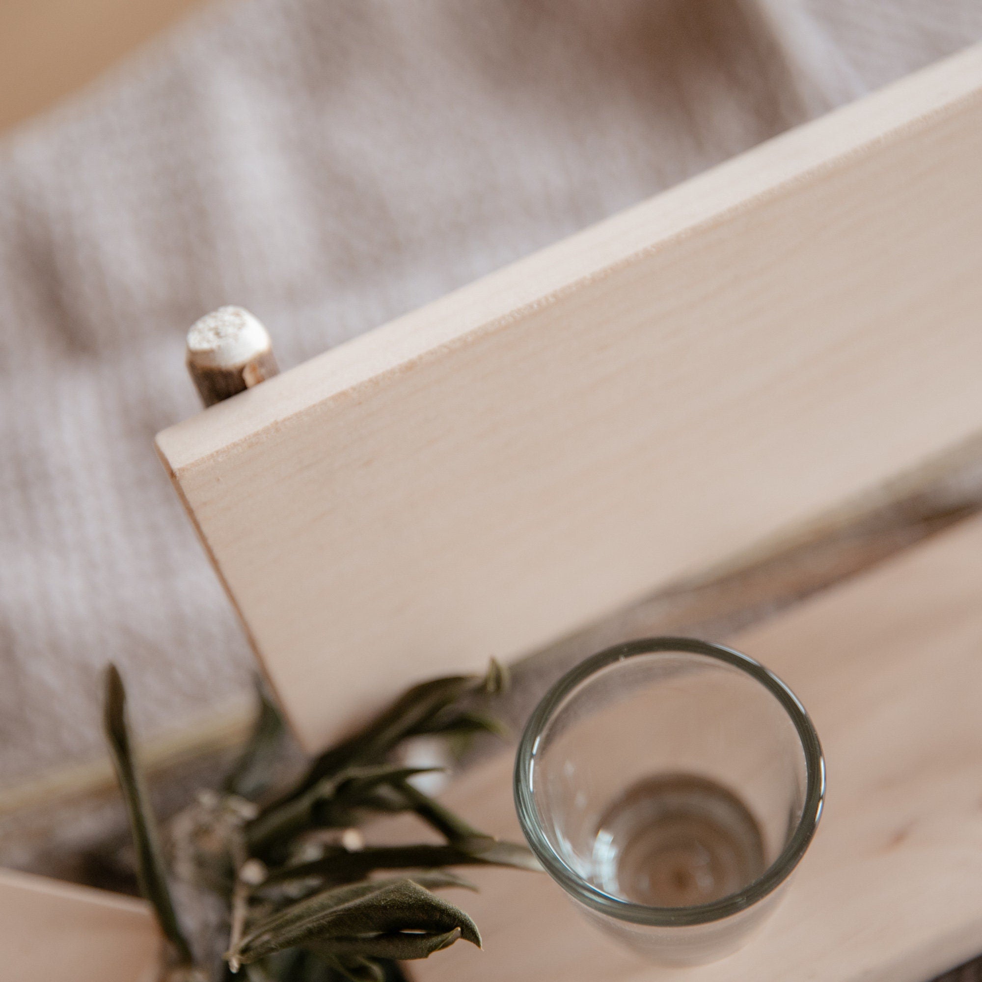 Personalisierte Schnapsbank für Hochzeit mit Gravur inkl. Gläser / Geschenk mit Wunschgravur / Bank Massivholz rustikal mit Rinde