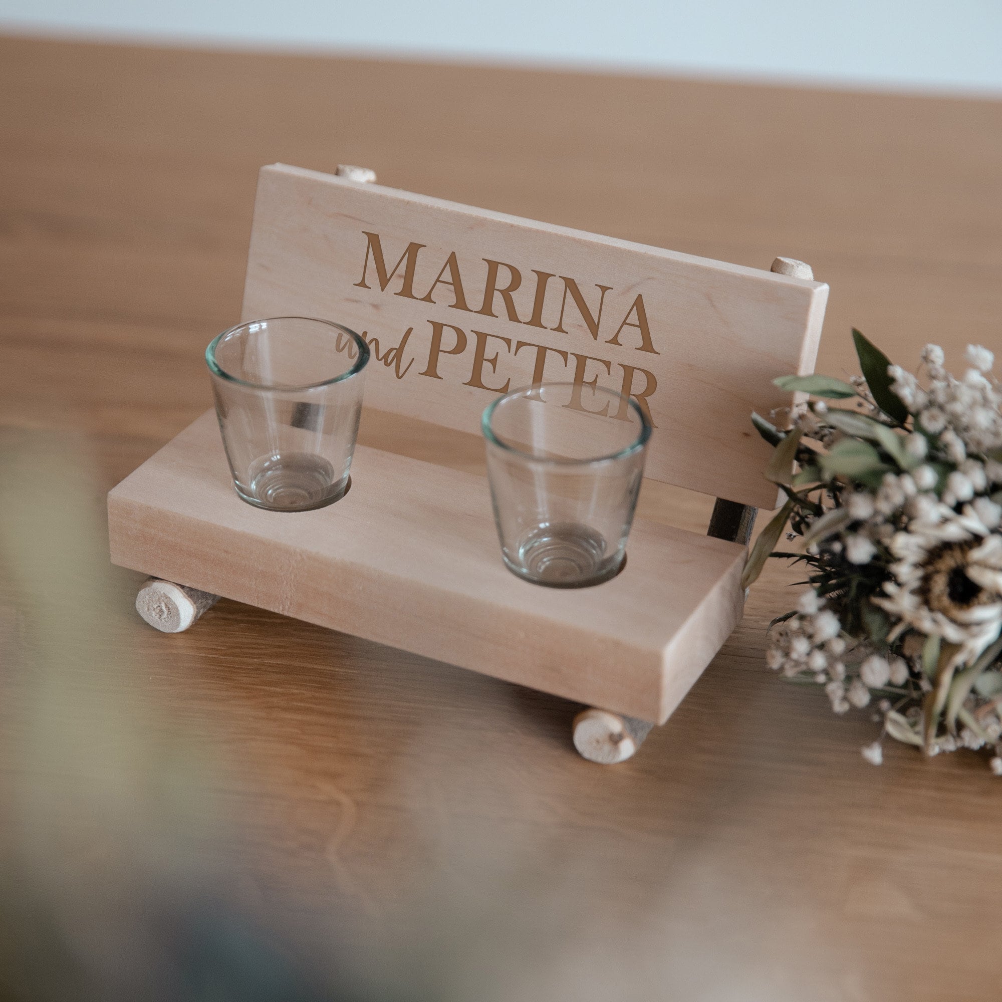 Personalisierte Schnapsbank für Hochzeit mit Gravur inkl. Gläser / Geschenk personalisiert mit Namen / Massivholz rustikal mit Rinde