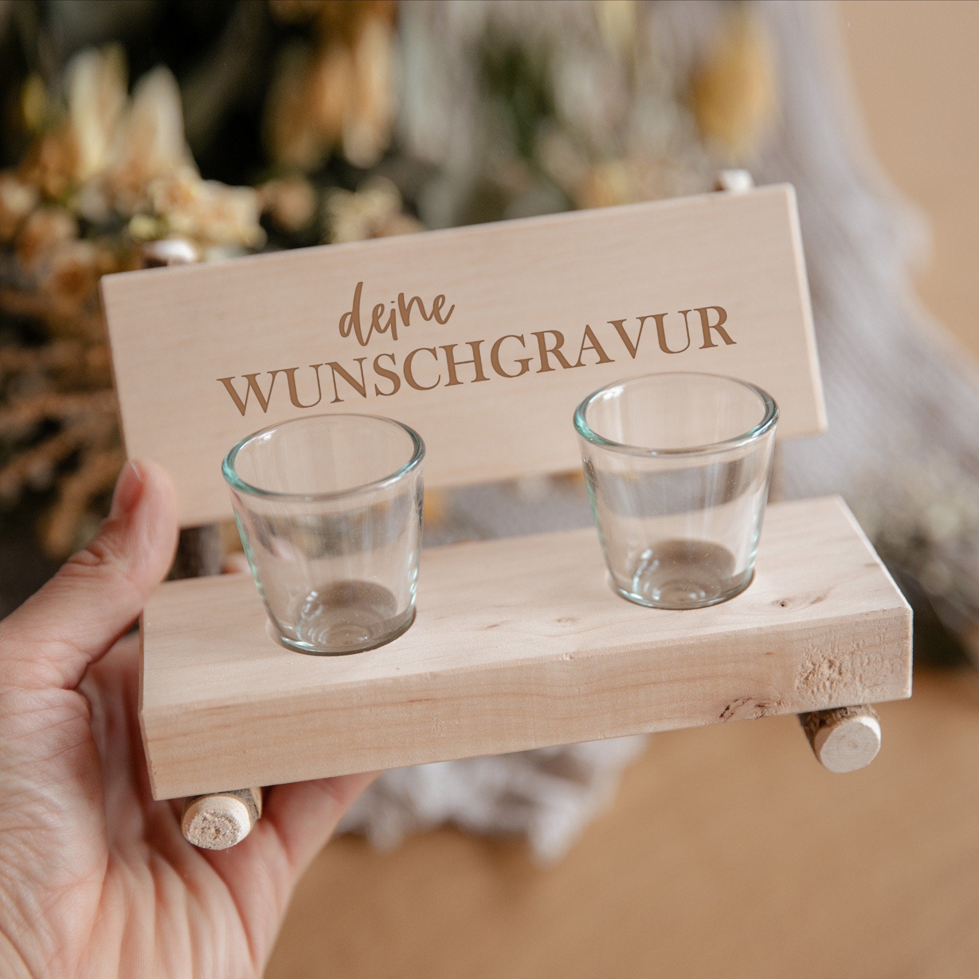 Personalisierte Schnapsbank für Hochzeit mit Gravur inkl. Gläser / Geschenk mit Wunschgravur / Bank Massivholz rustikal mit Rinde