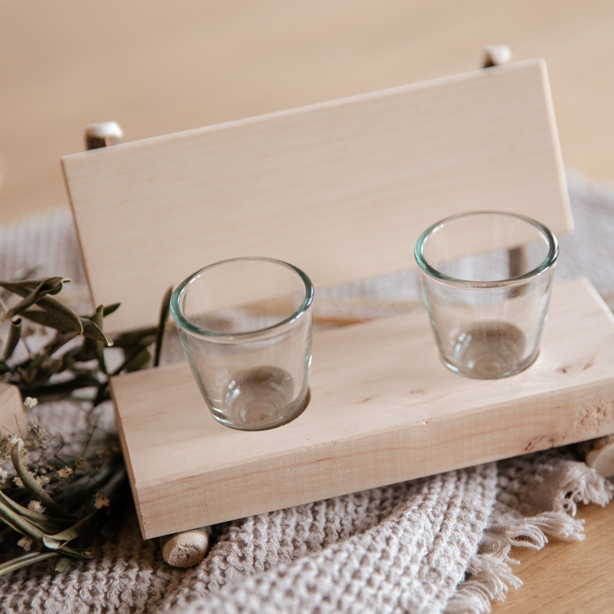 Personalisierte Schnapsbank für Hochzeit mit Gravur inkl. Gläser / Geschenk mit Wunschgravur / Bank Massivholz rustikal mit Rinde