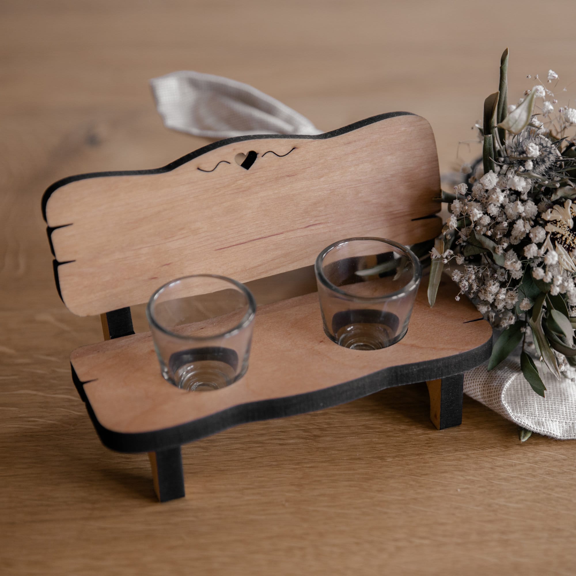 Personalisierte Schnapsbank für Hochzeit mit Gravur inkl. Gläser / Erlenholz / Hochzeitsgeschenk / Geldgeschenk / rustikale Hochzeit