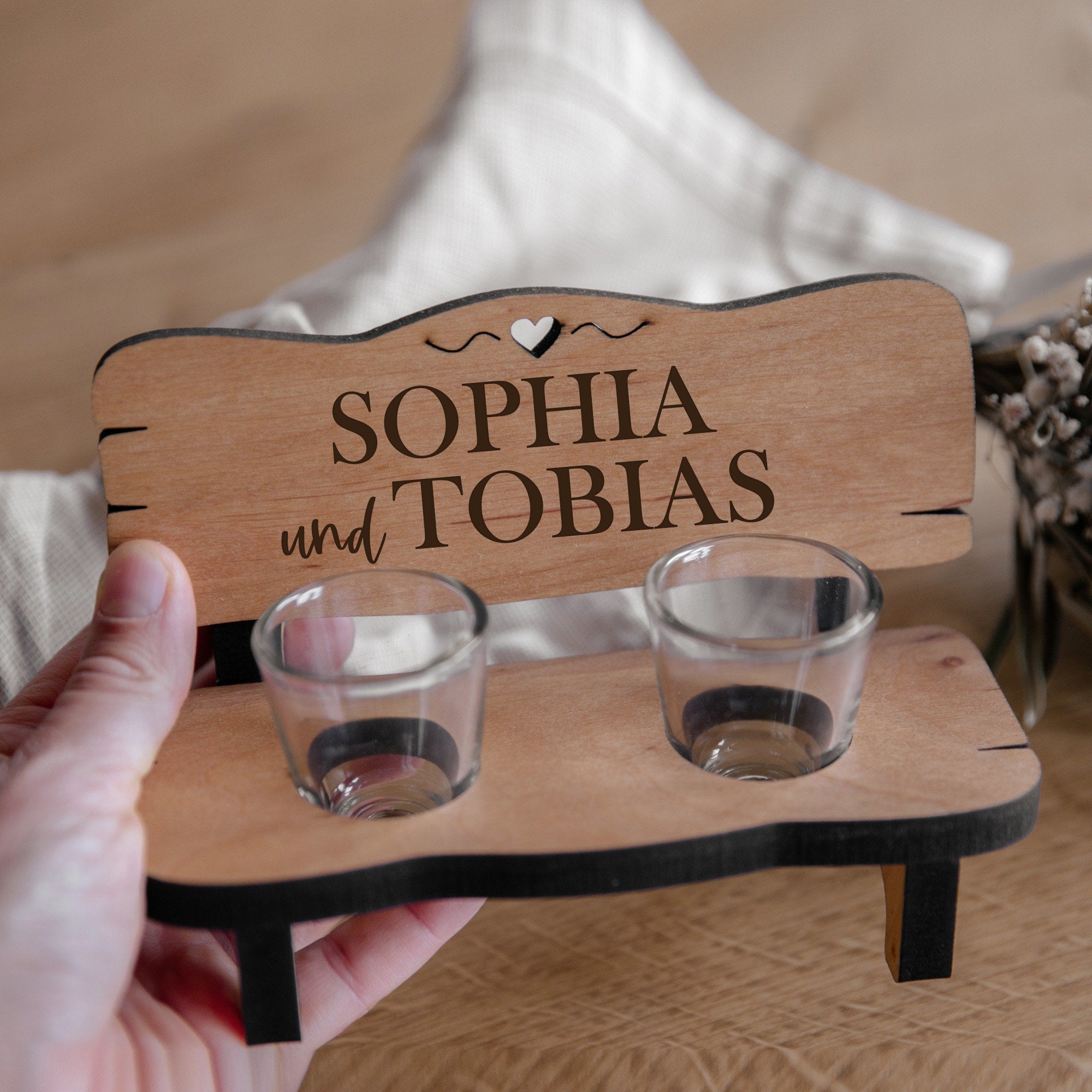 Personalisierte Schnapsbank für Hochzeit mit Gravur inkl. Gläser / Erlenholz / Hochzeitsgeschenk / Geldgeschenk / rustikale Hochzeit