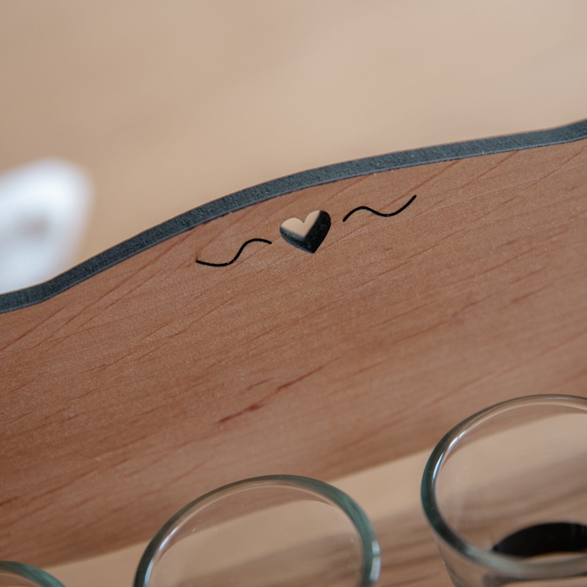 Personalisierte Schnapsbank für Hochzeit mit Gravur inkl. Gläser / Erlenholz / Hochzeitsgeschenk "Gemeinsam ein Leben lang" / Geldgeschenk