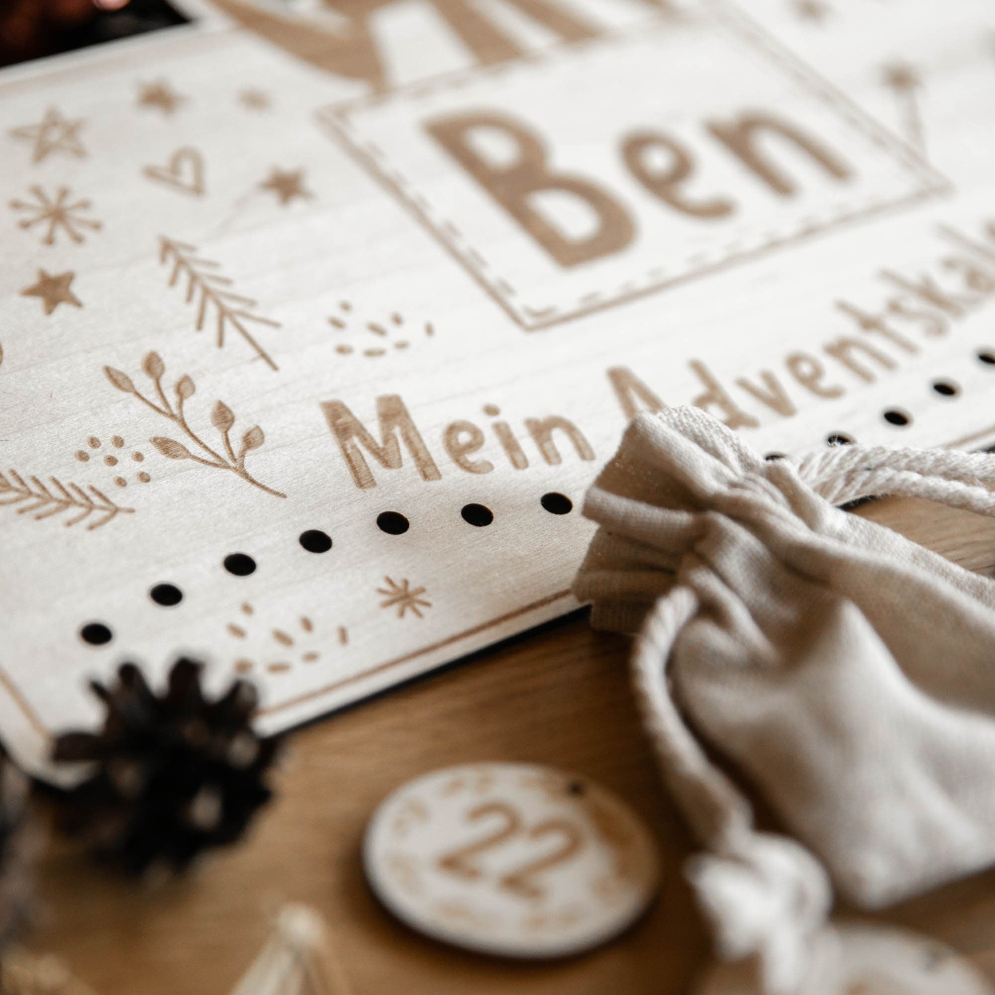 Personalisierter Adventskalender zum Befüllen aus Holz mit Säckchen und Holzzahlen / Adventskalender aus Holz mit Namen graviert