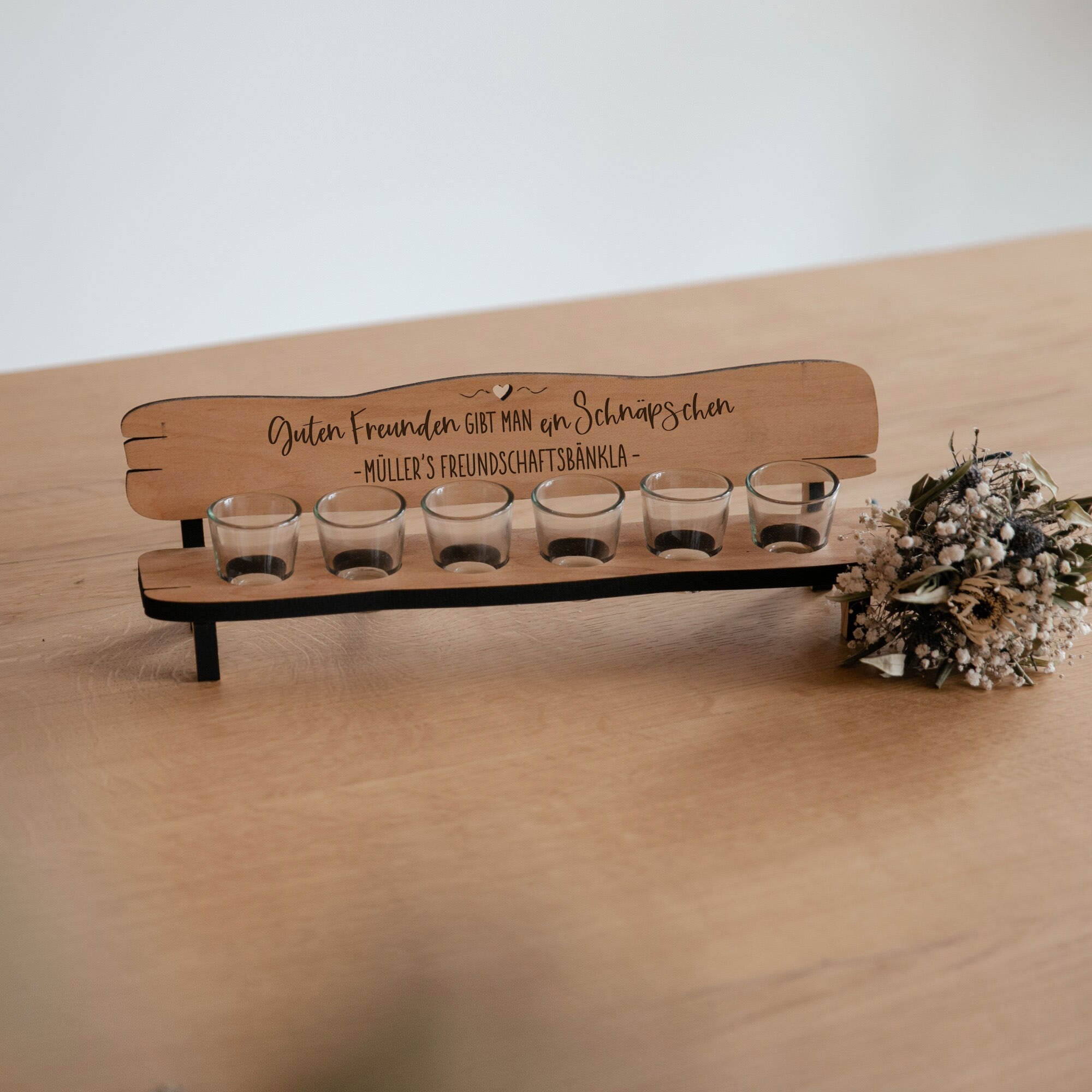 Personalisierte Schnapsbank aus Holz - Geschenk Freunde